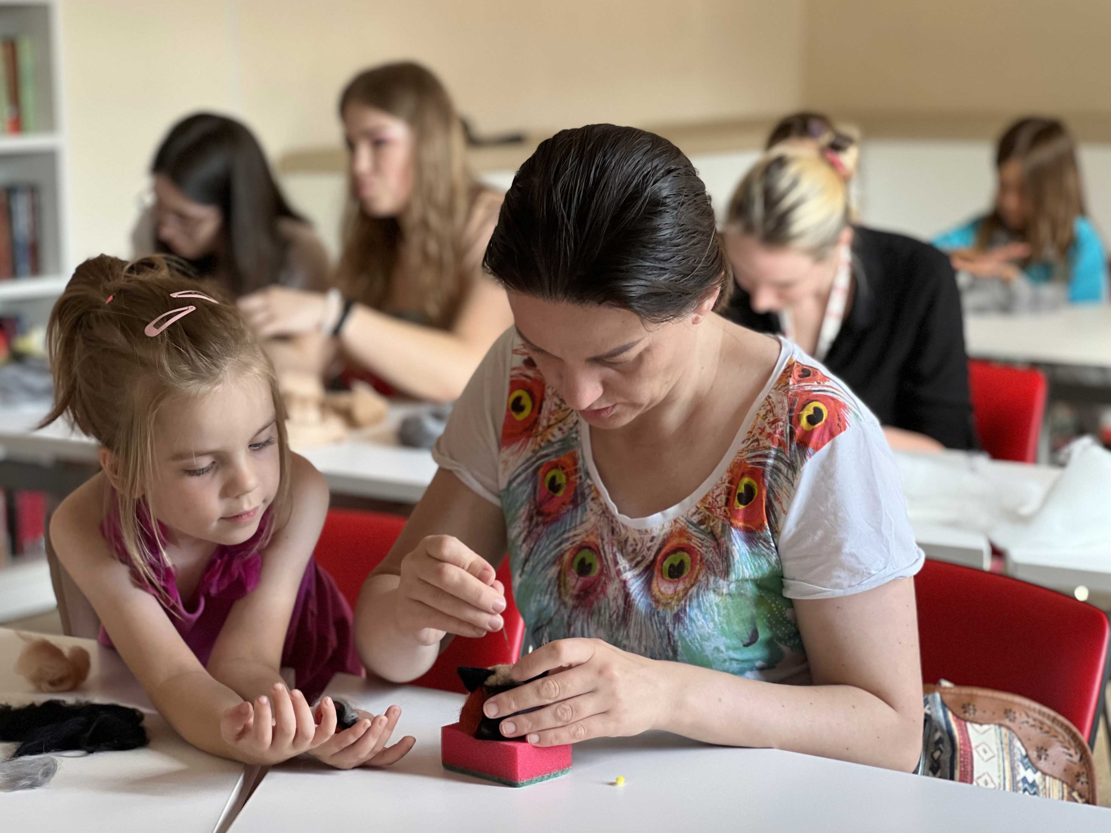 На мастер-классе участники узнали об истории возникновения фелтинга, освоили технику сухого валяния и в результате создали своими руками чудесную игрушку