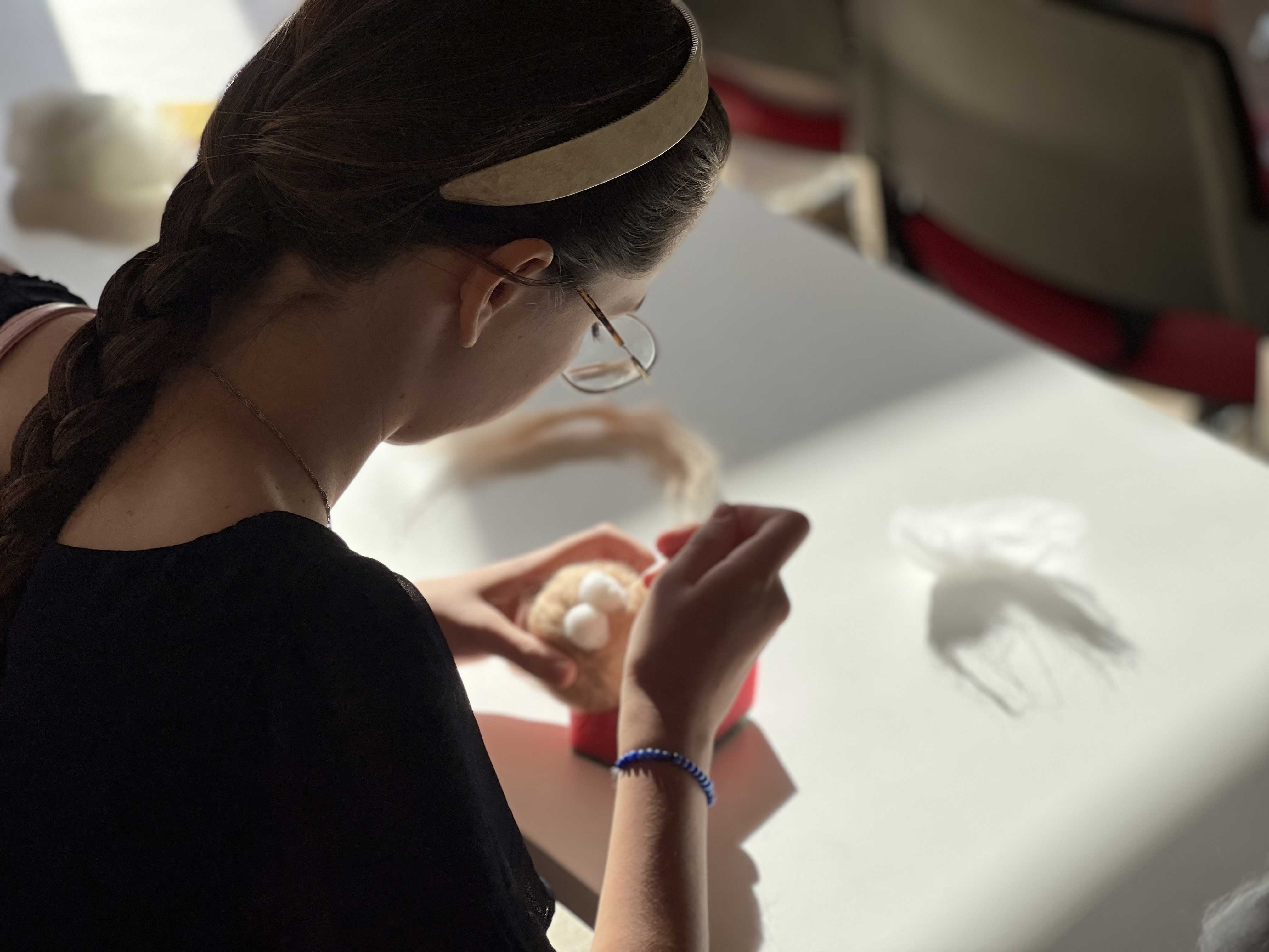 На мастер-классе участники узнали об истории возникновения фелтинга, освоили технику сухого валяния и в результате создали своими руками чудесную игрушку