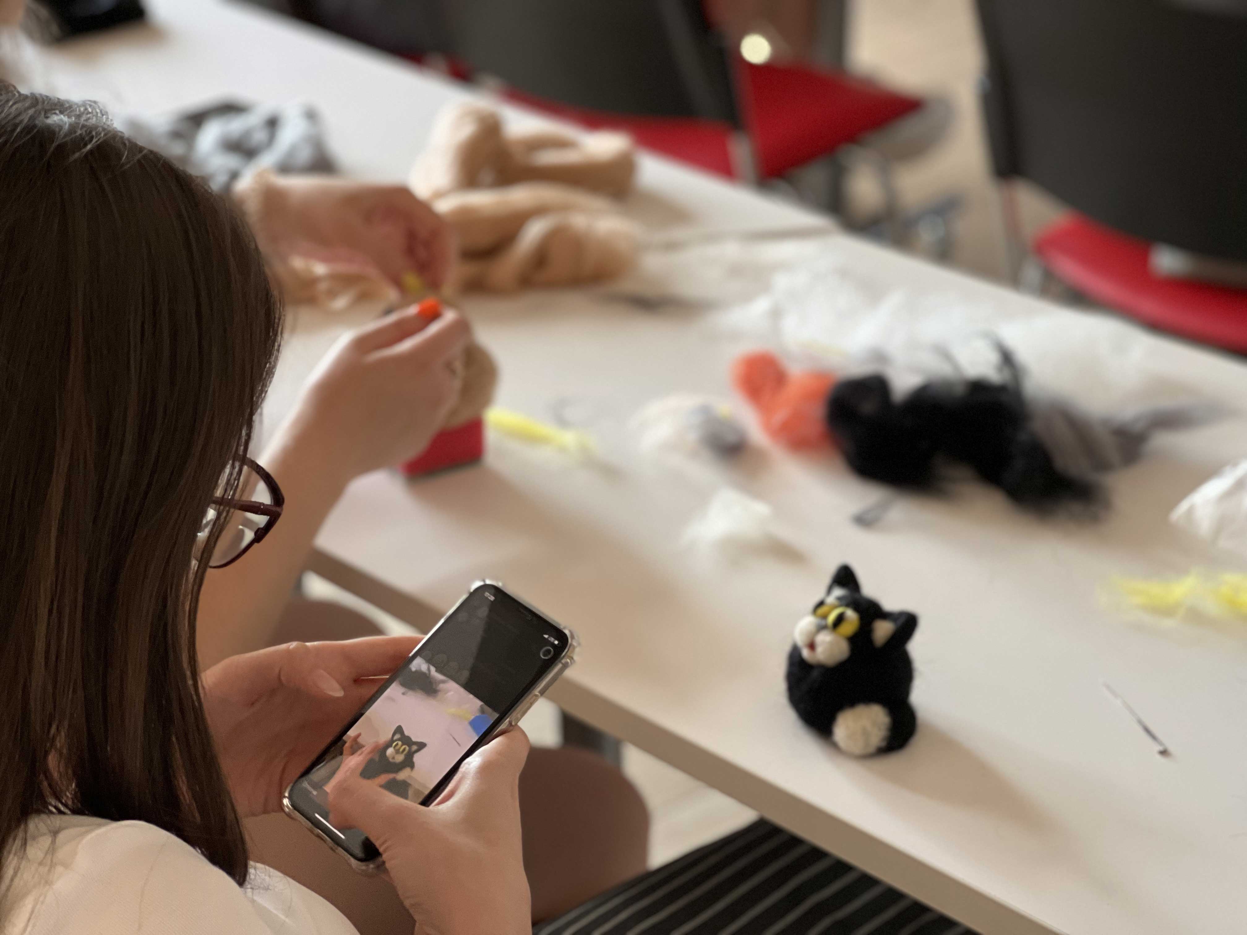 На мастер-классе участники узнали об истории возникновения фелтинга, освоили технику сухого валяния и в результате создали своими руками чудесную игрушку