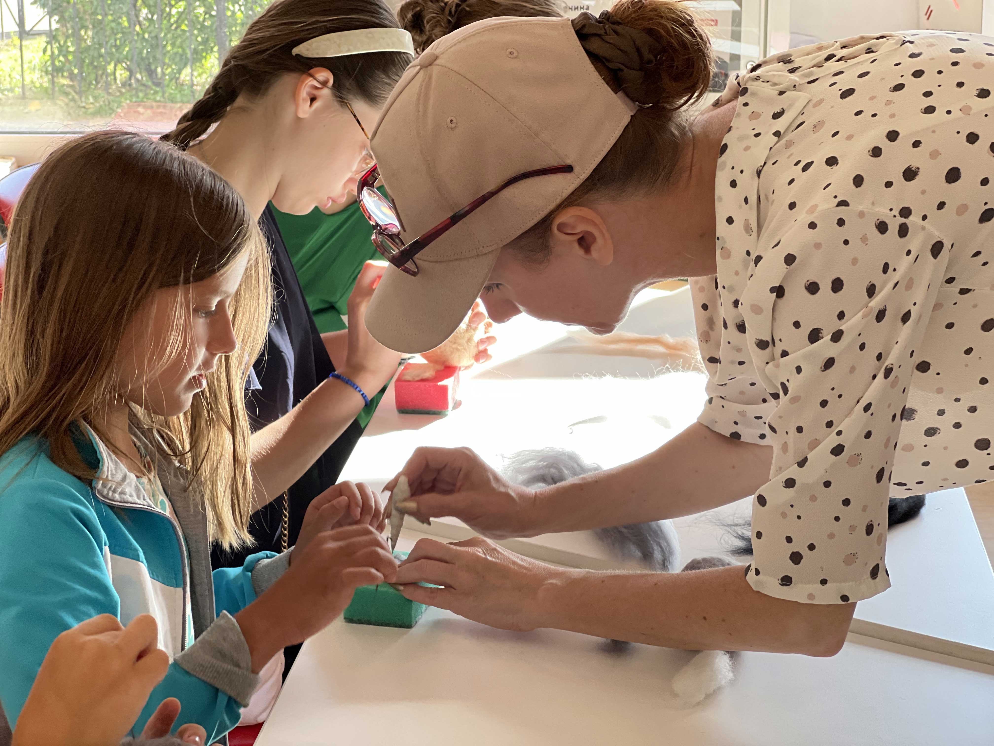 На мастер-классе участники узнали об истории возникновения фелтинга, освоили технику сухого валяния и в результате создали своими руками чудесную игрушку