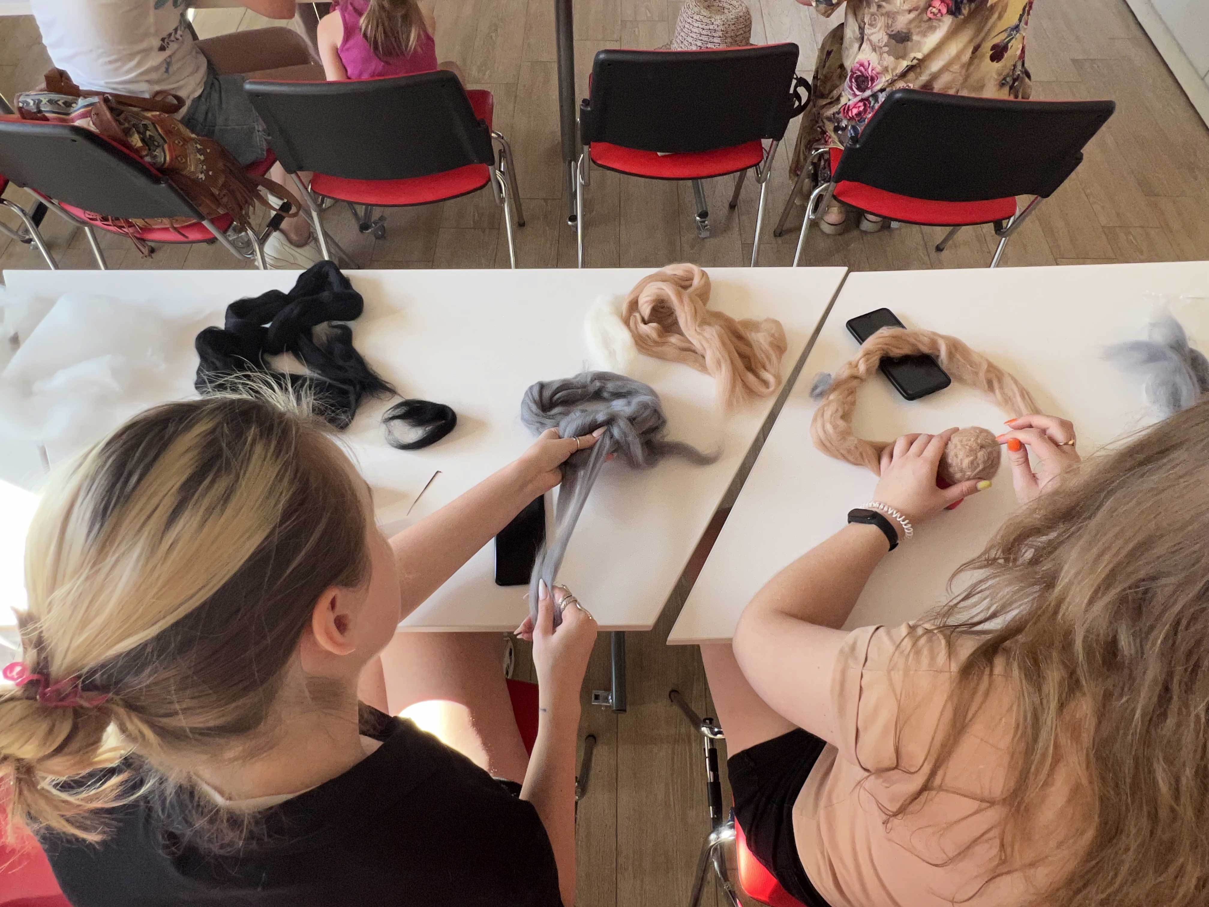 На мастер-классе участники узнали об истории возникновения фелтинга, освоили технику сухого валяния и в результате создали своими руками чудесную игрушку