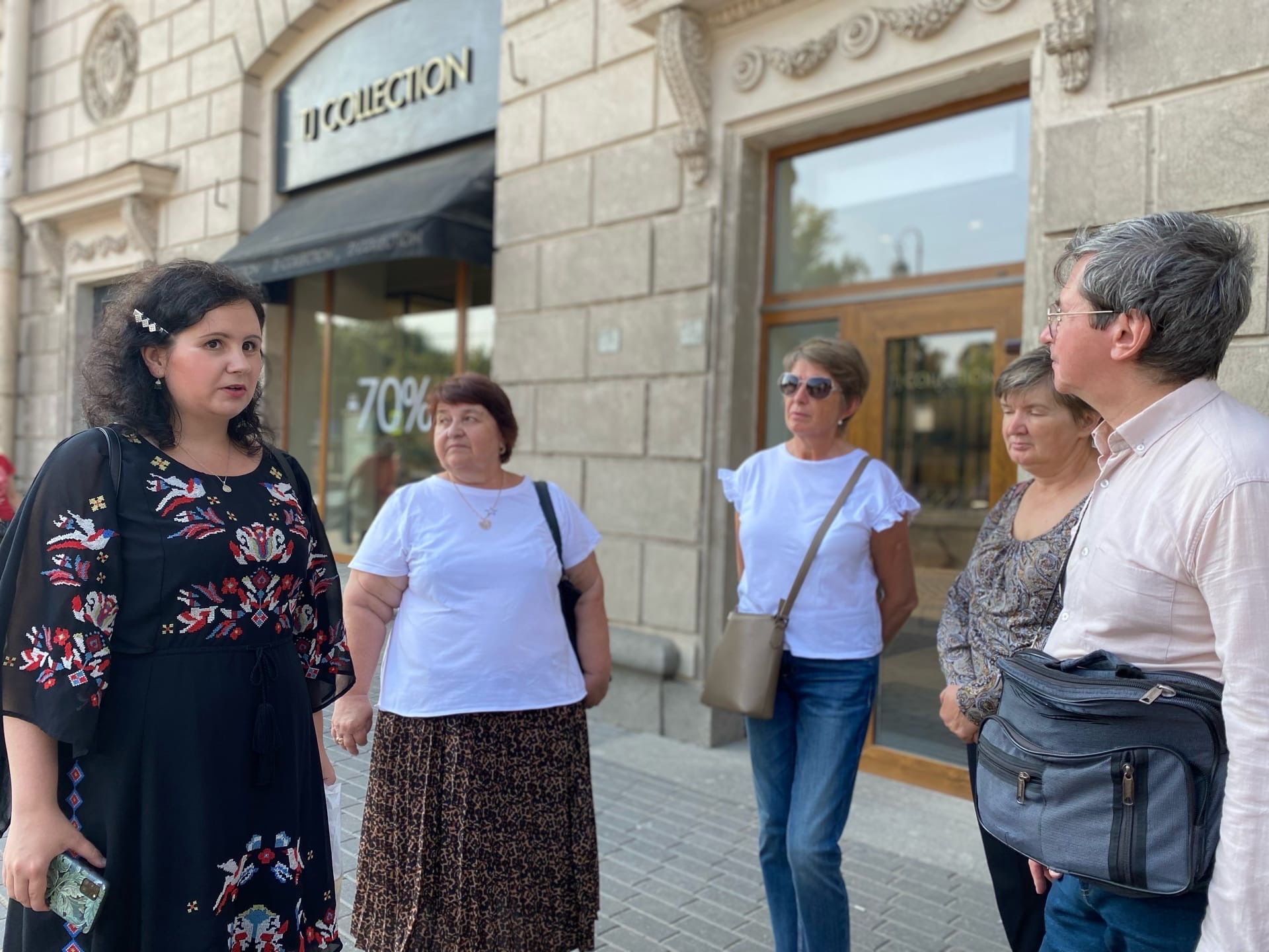 Ежегодно 27 августа Центральная районная библиотека имени А.С. Пушкина проводит авторские экскурсии, посвящённые истории студии Ленфильм. В этот раз читатели и библиотекарь-экскурсовод прошли по маршруту «Хрустальный башмачок», который всегда привлекает читателей