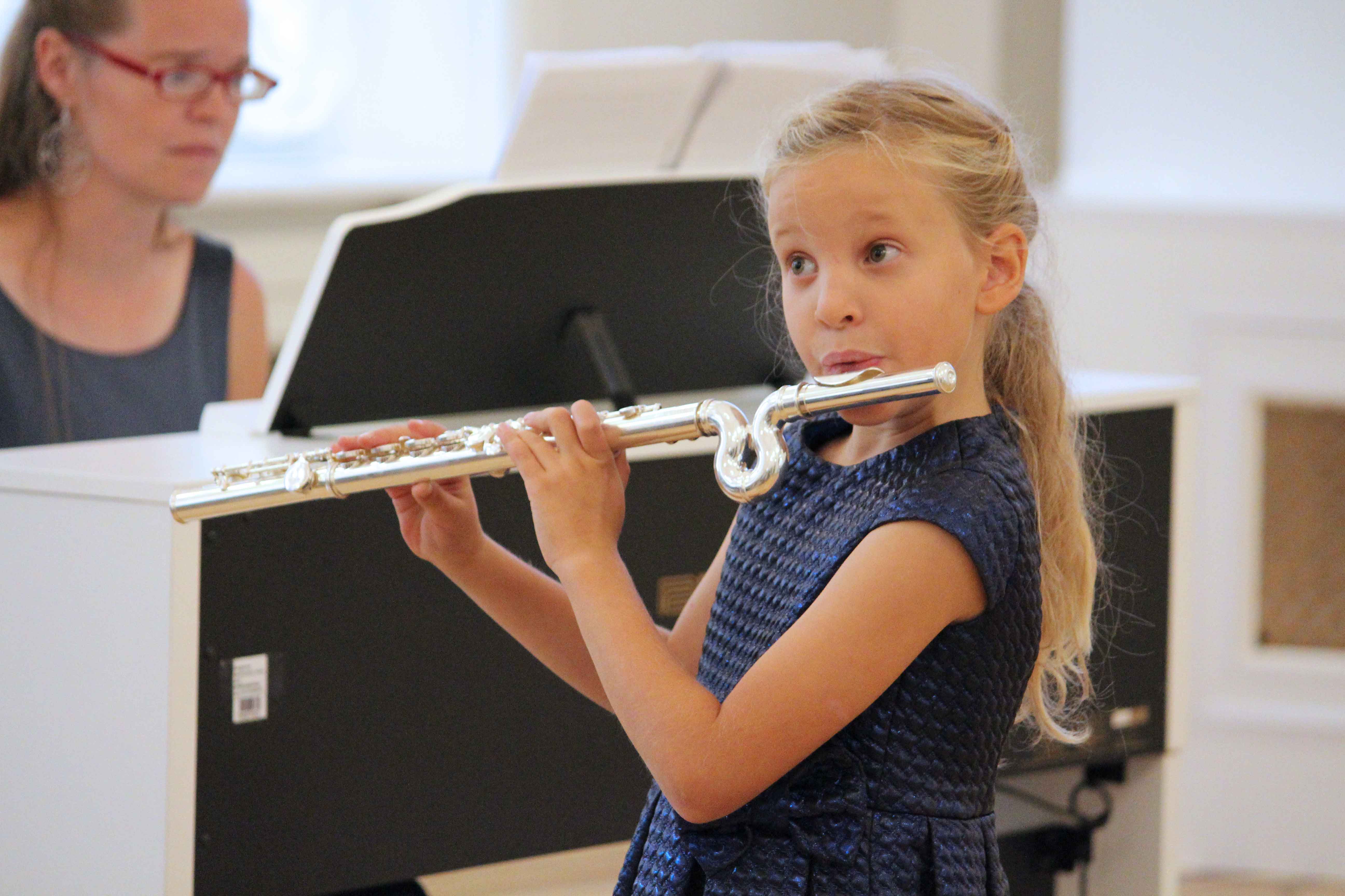 В последний день лета 31 августа 2022 года в Белом зале Каменноостровского дворца на Малой Невке 1, библиотека им. Б. Лавренева Петроградского района совместно с ГБНОУ «Академия талантов» Санкт-Петербурга провела концерт «Молодые виртуозы» в рамках ежегодного летнего музыкального салона