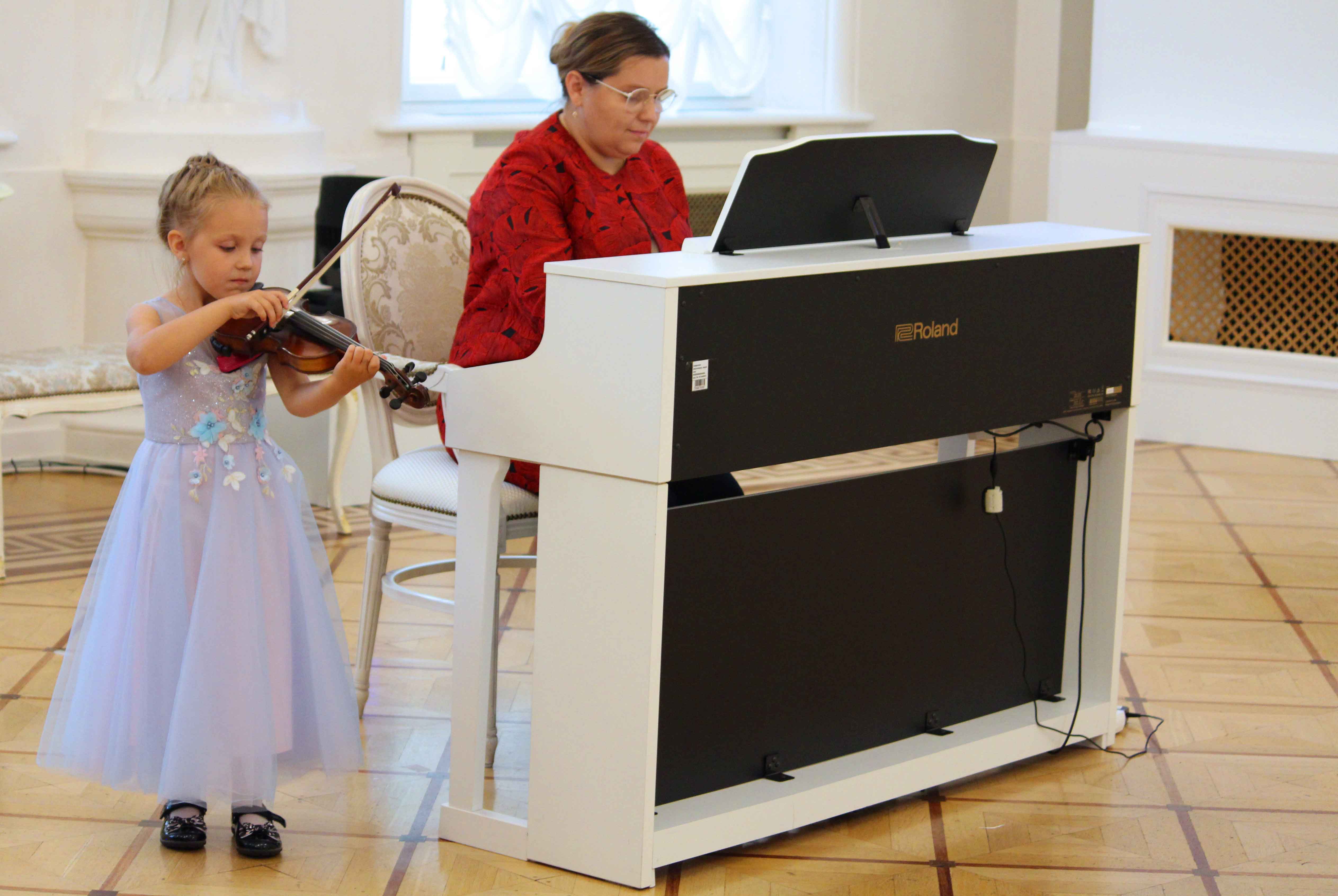 В последний день лета 31 августа 2022 года в Белом зале Каменноостровского дворца на Малой Невке 1, библиотека им. Б. Лавренева Петроградского района совместно с ГБНОУ «Академия талантов» Санкт-Петербурга провела концерт «Молодые виртуозы» в рамках ежегодного летнего музыкального салона