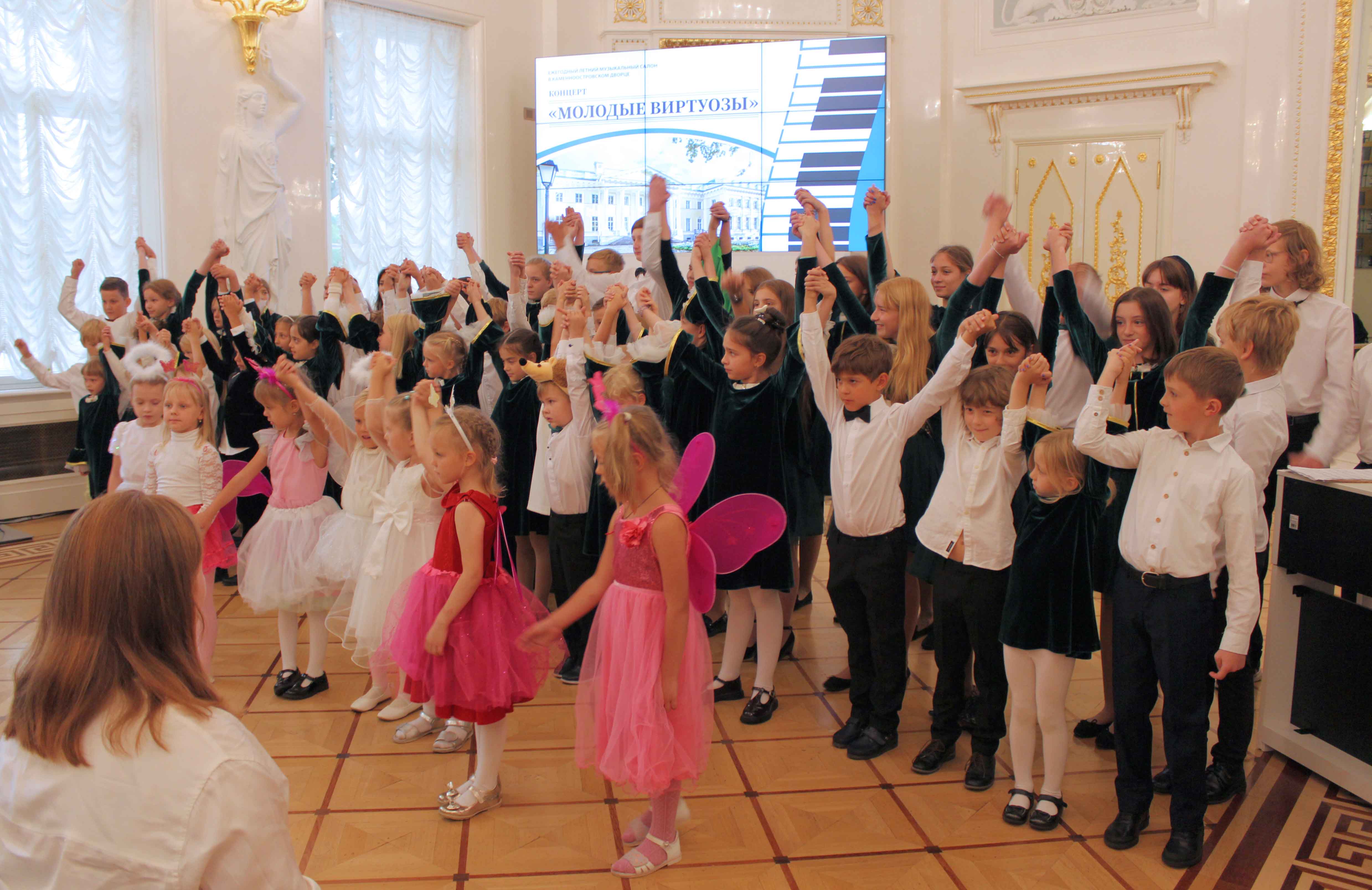 В последний день лета 31 августа 2022 года в Белом зале Каменноостровского дворца на Малой Невке 1, библиотека им. Б. Лавренева Петроградского района совместно с ГБНОУ «Академия талантов» Санкт-Петербурга провела концерт «Молодые виртуозы» в рамках ежегодного летнего музыкального салона