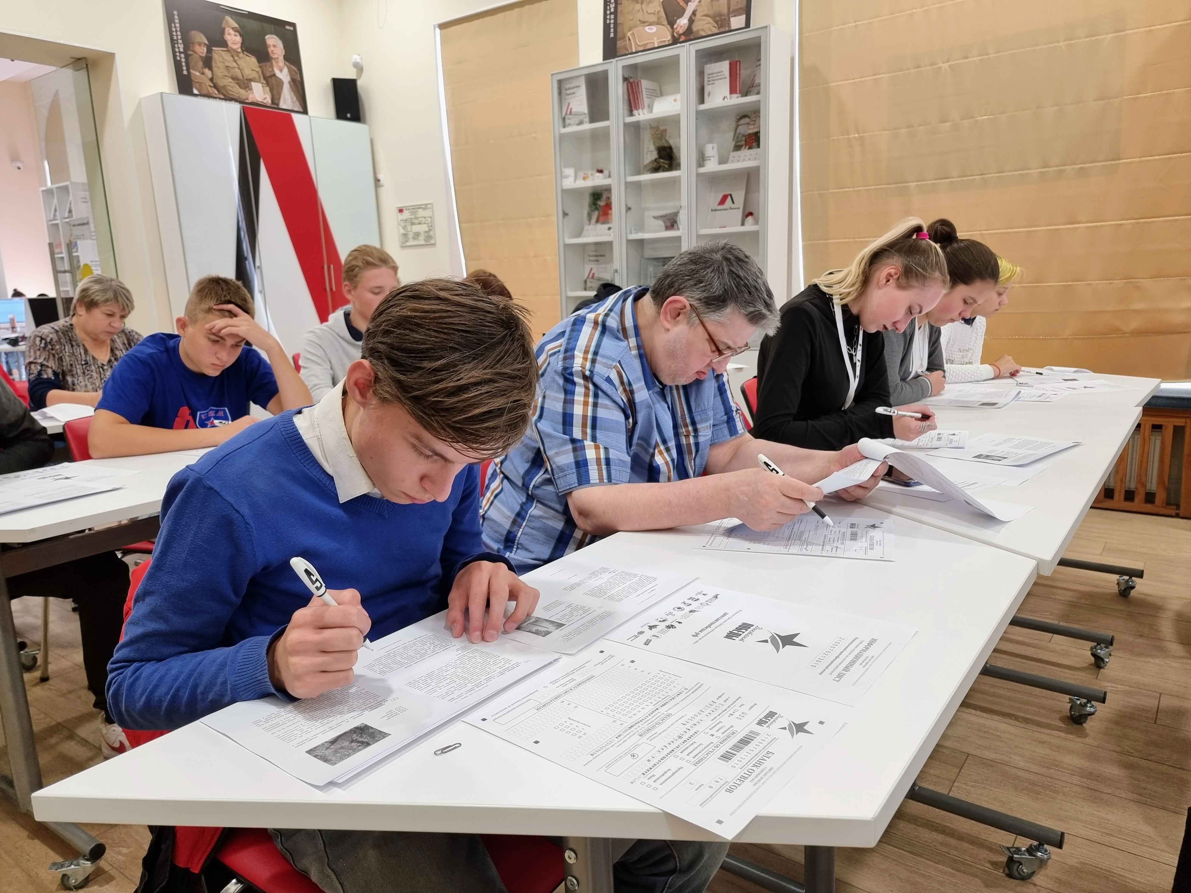 3 сентября Библиотека Ленина, Библиотека Кировских островов и Библиотека книжных героев приняли на своих площадках желающих присоединиться к Всероссийской акции «Диктант Победы».