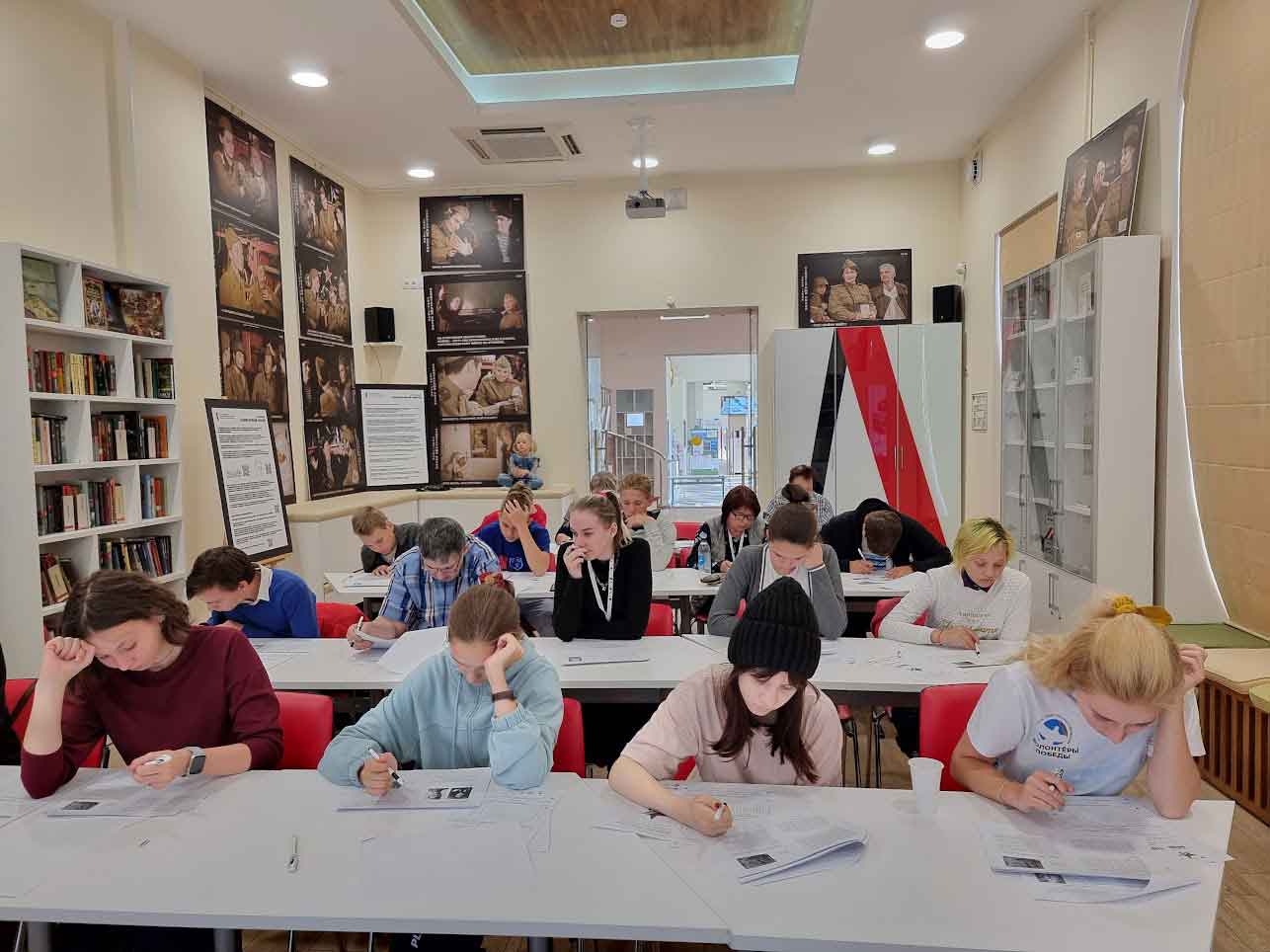 3 сентября Библиотека Ленина, Библиотека Кировских островов и Библиотека книжных героев приняли на своих площадках желающих присоединиться к Всероссийской акции «Диктант Победы».