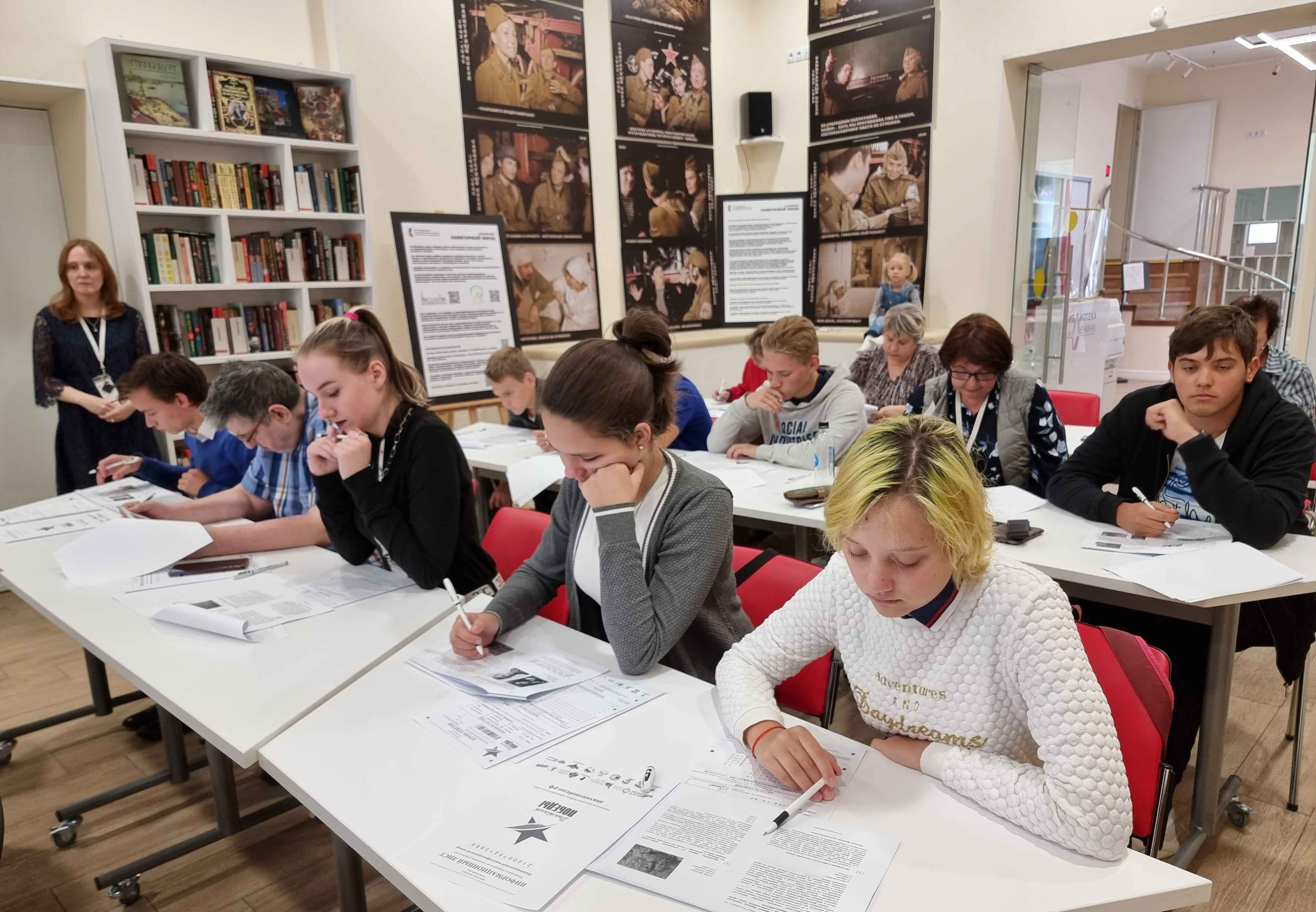 3 сентября Библиотека Ленина, Библиотека Кировских островов и Библиотека книжных героев приняли на своих площадках желающих присоединиться к Всероссийской акции «Диктант Победы».