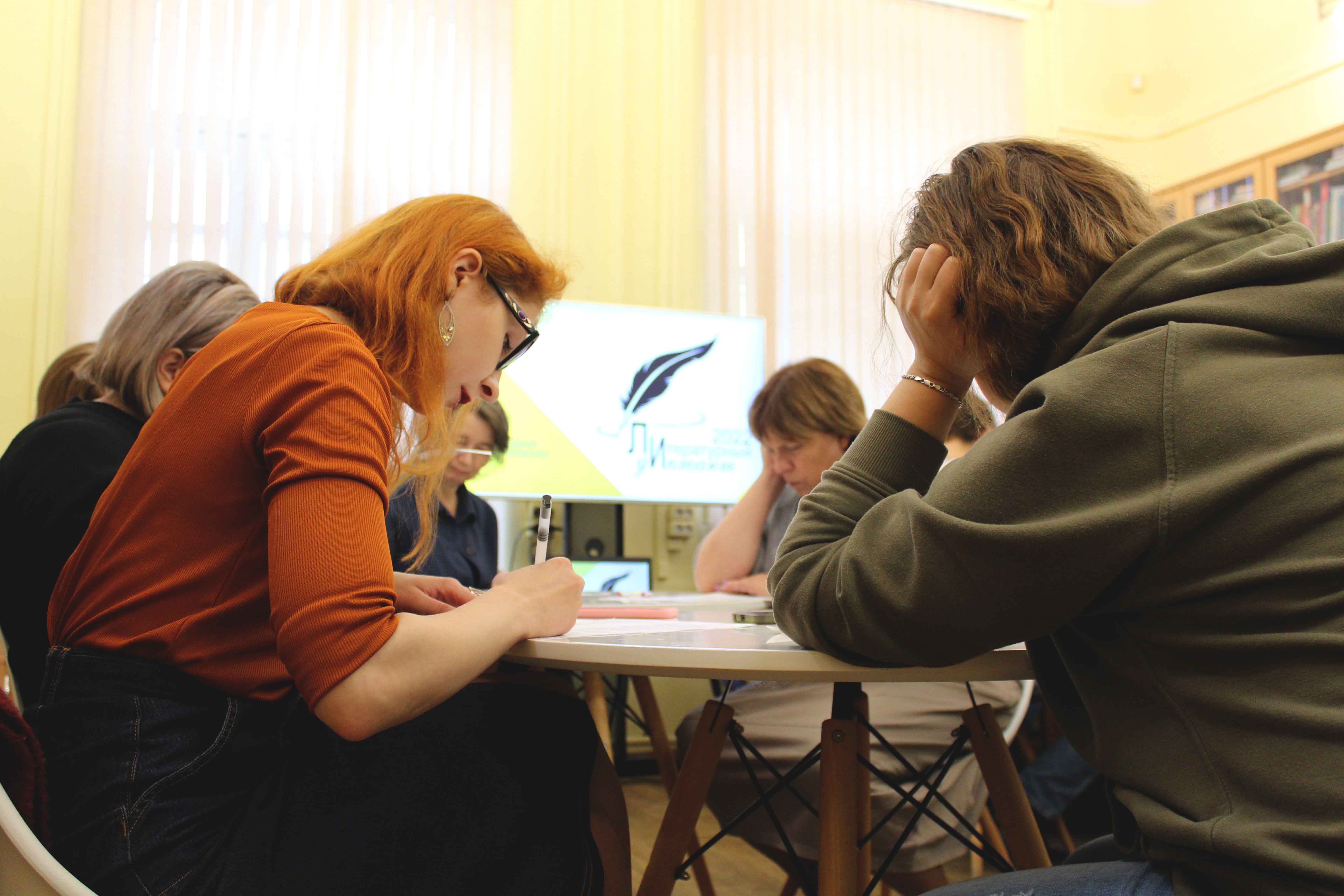 Ежегодная сентябрьская международная просветительская акция «Литературный диктант» призвана напомнить читателям о вдумчивом чтении, об интересных моментах из школьной программы, которые могли проскользнуть мимо, о национальных поэтах и литературе, хранящей историю страны.