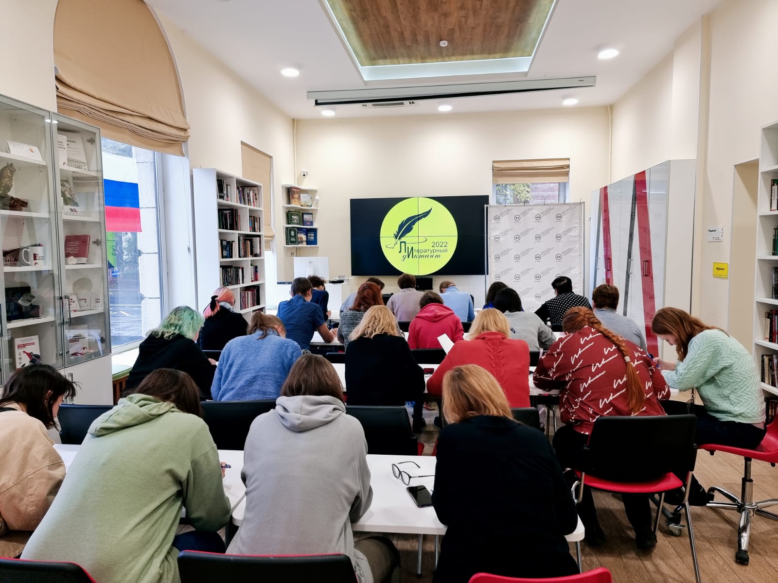 Ежегодная сентябрьская международная просветительская акция «Литературный диктант» призвана напомнить читателям о вдумчивом чтении, об интересных моментах из школьной программы, которые могли проскользнуть мимо, о национальных поэтах и литературе, хранящей историю страны.