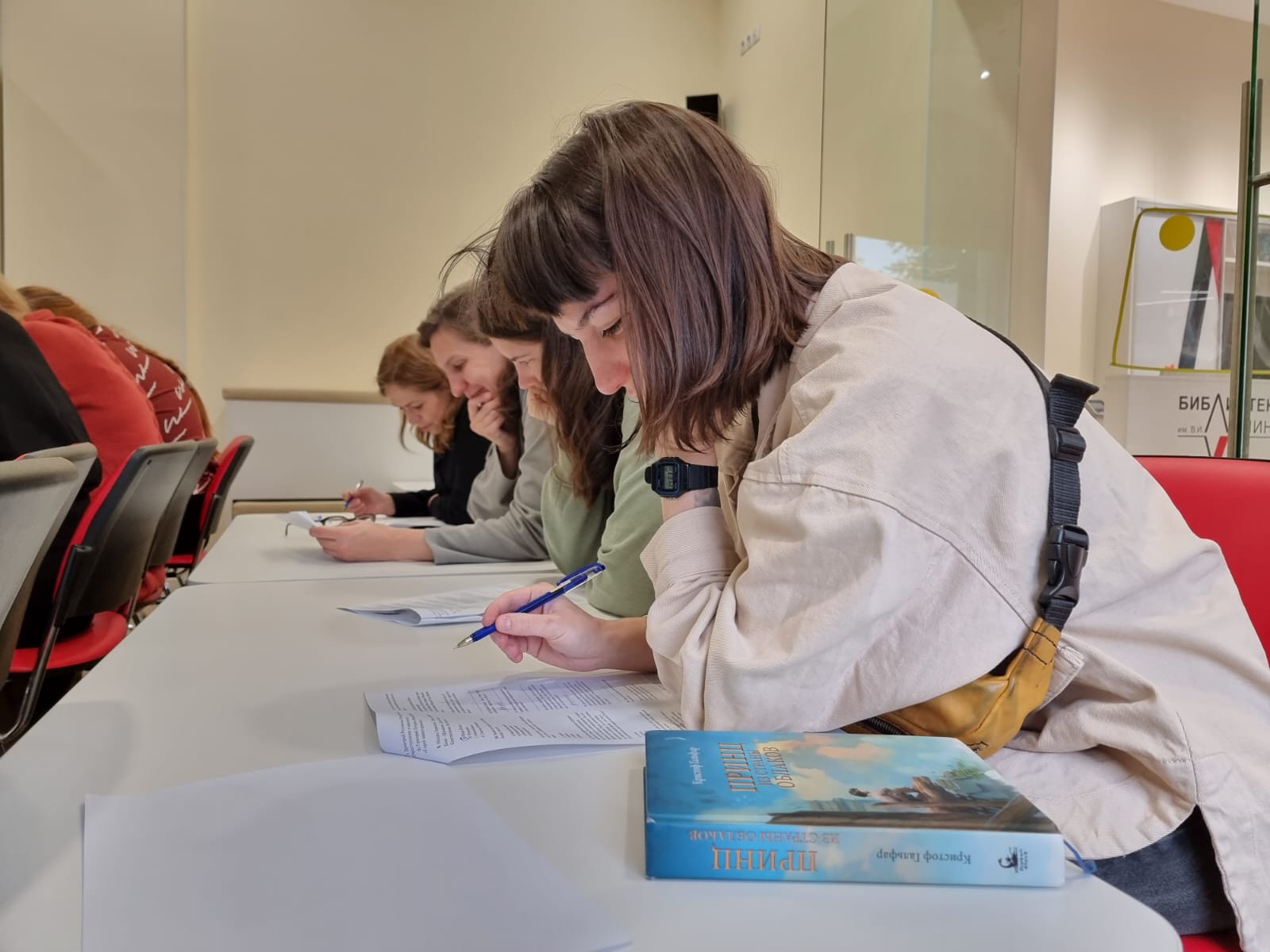 Ежегодная сентябрьская международная просветительская акция «Литературный диктант» призвана напомнить читателям о вдумчивом чтении, об интересных моментах из школьной программы, которые могли проскользнуть мимо, о национальных поэтах и литературе, хранящей историю страны.