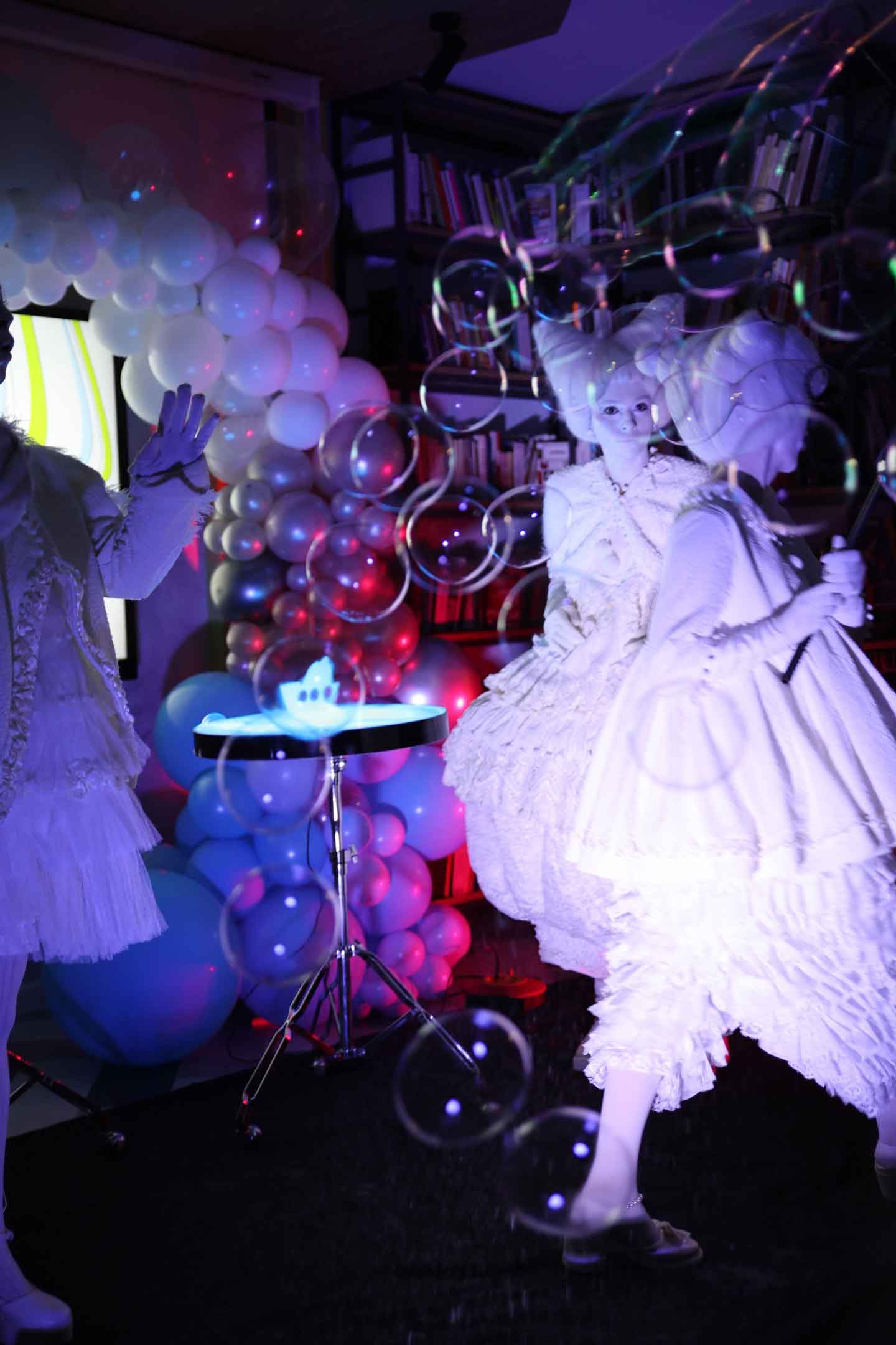 Сказочные артисты-ходулисты, зажигательные музыканты, настоящая волшебница с химическим шоу, фантазийные актеры, шоу мыльных пузырей - это и многое другое увидели первые читатели на открытии обновлённого пространства!