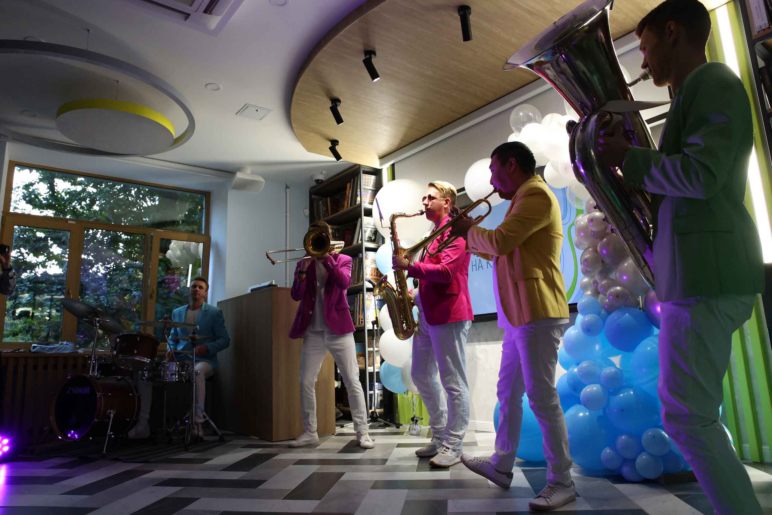 Сказочные артисты-ходулисты, зажигательные музыканты, настоящая волшебница с химическим шоу, фантазийные актеры, шоу мыльных пузырей - это и многое другое увидели первые читатели на открытии обновлённого пространства!