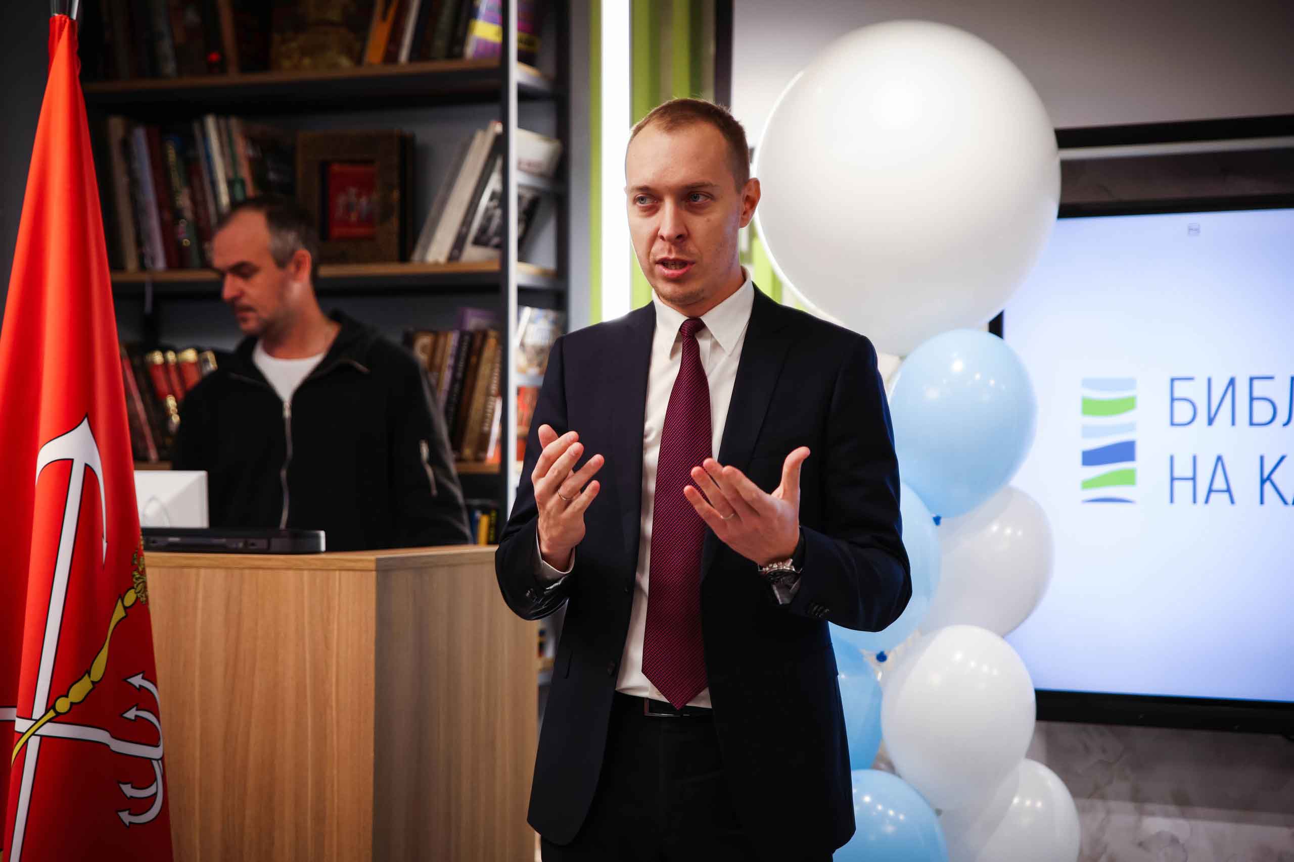 Сказочные артисты-ходулисты, зажигательные музыканты, настоящая волшебница с химическим шоу, фантазийные актеры, шоу мыльных пузырей - это и многое другое увидели первые читатели на открытии обновлённого пространства!