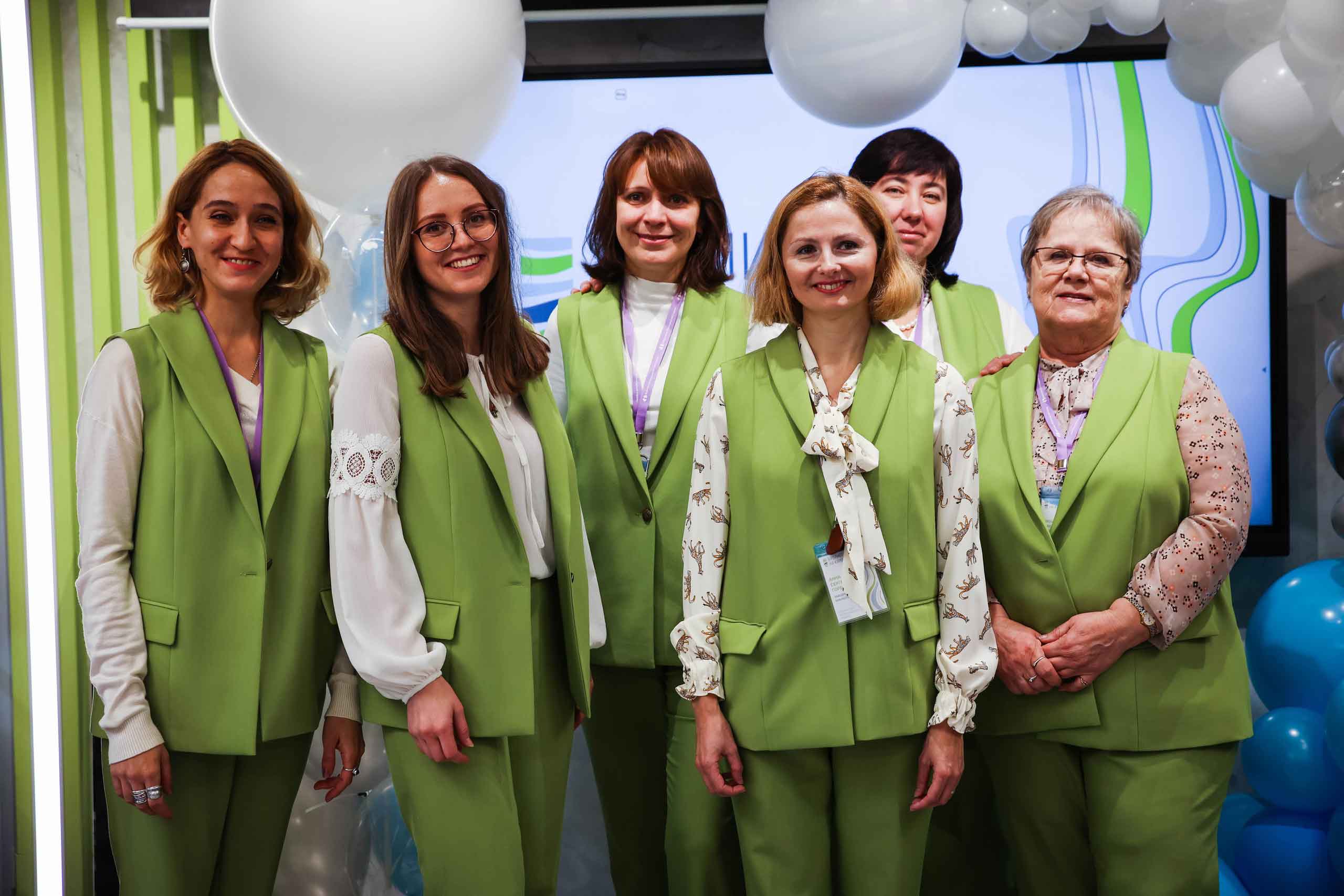 Сказочные артисты-ходулисты, зажигательные музыканты, настоящая волшебница с химическим шоу, фантазийные актеры, шоу мыльных пузырей - это и многое другое увидели первые читатели на открытии обновлённого пространства!