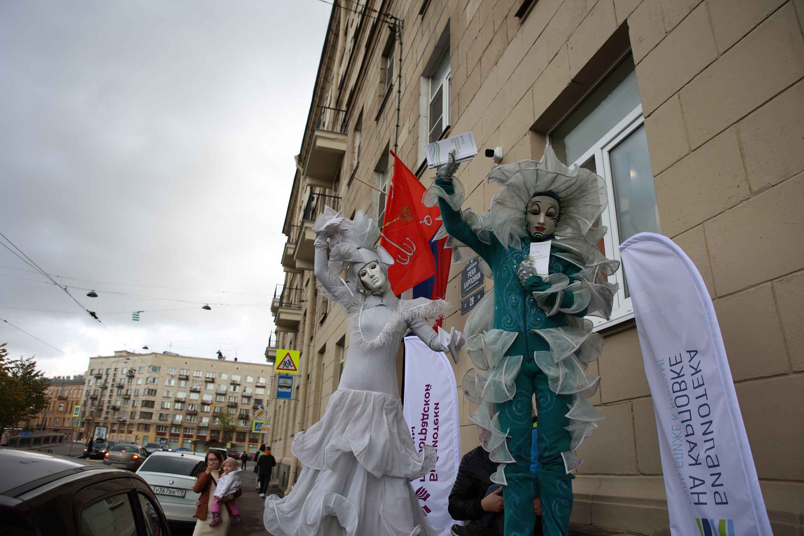 Сказочные артисты-ходулисты, зажигательные музыканты, настоящая волшебница с химическим шоу, фантазийные актеры, шоу мыльных пузырей - это и многое другое увидели первые читатели на открытии обновлённого пространства!