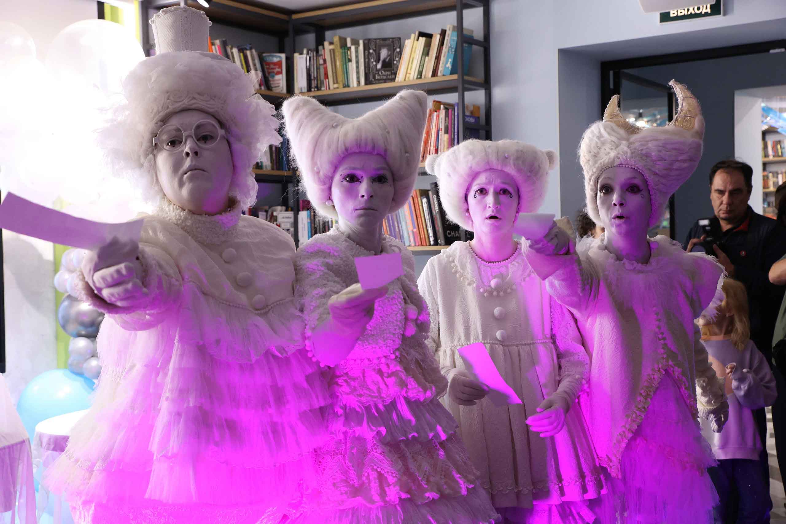 Сказочные артисты-ходулисты, зажигательные музыканты, настоящая волшебница с химическим шоу, фантазийные актеры, шоу мыльных пузырей - это и многое другое увидели первые читатели на открытии обновлённого пространства!