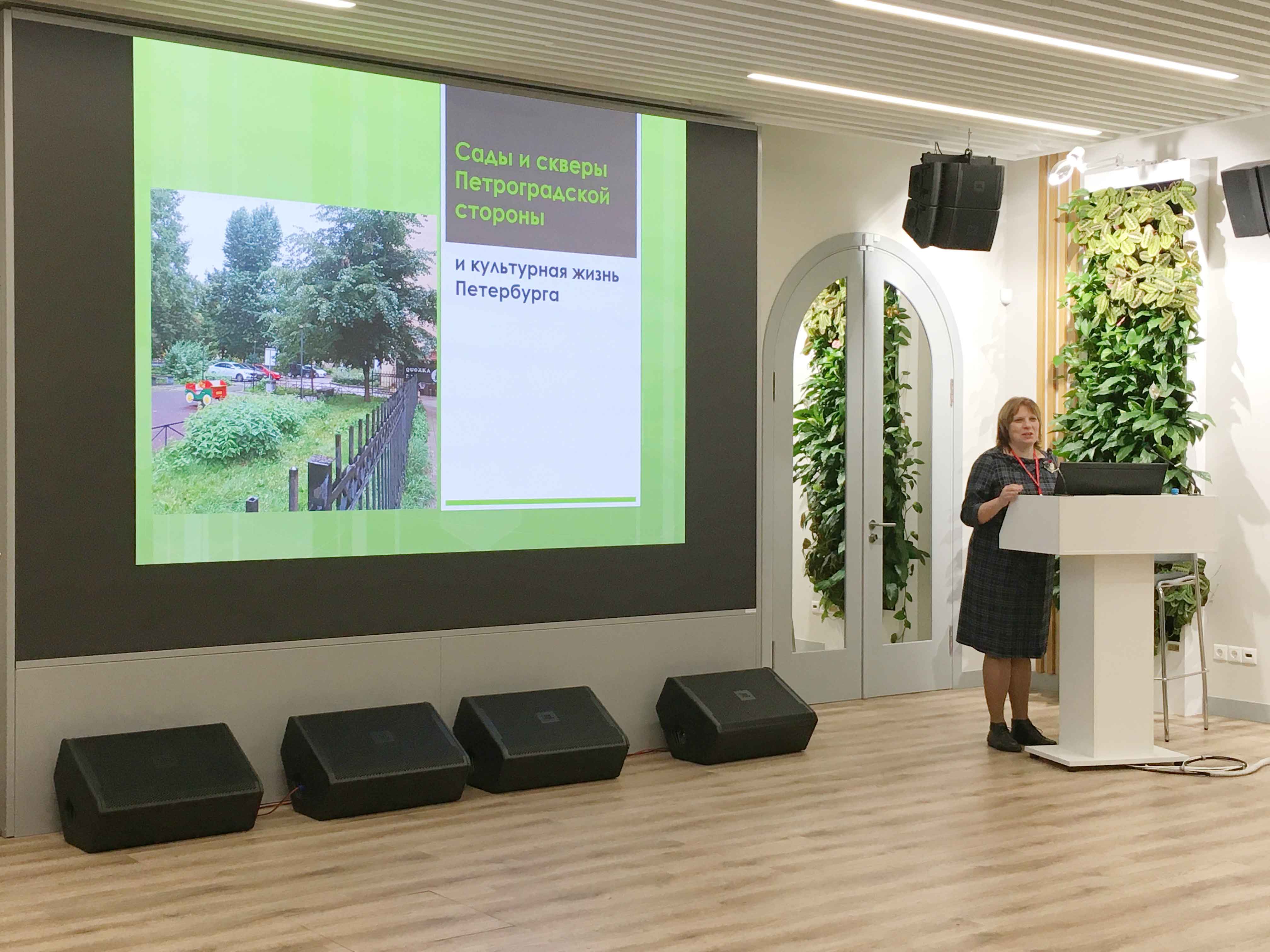 Жанровые скульптуры стал предметом исследования библиотекаря Центральной районной библиотеки имени А. С. Пушкина Миланы Вячеславовны Ковальковой