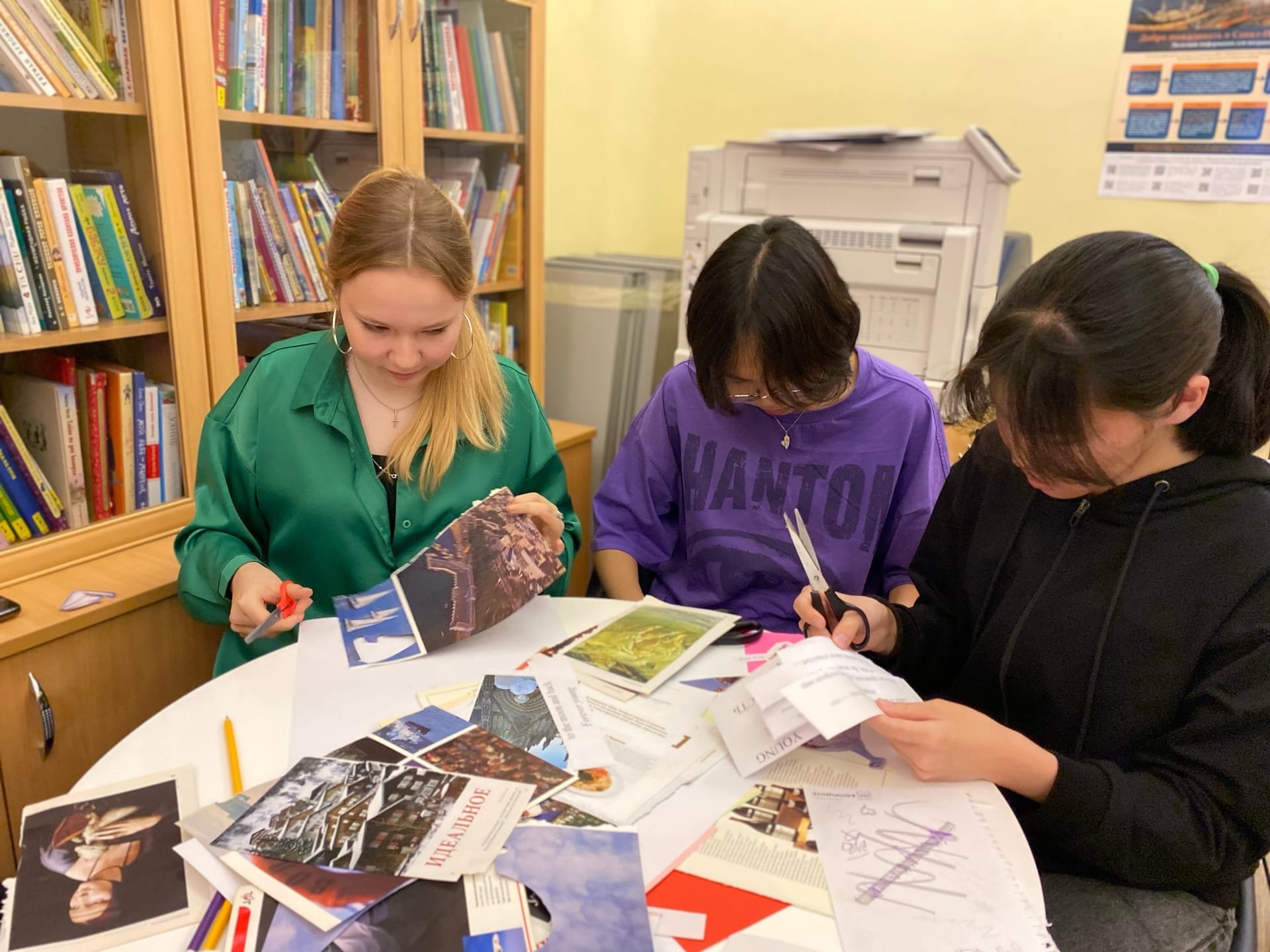 V-й Всероссийский фестиваль «Книжный маяк Петербурга» проходил в разных городах страны с 7 по 9 октября в гибридном формате – как на площадках библиотек, культурных центров, музеев и книжных магазинов, так и онлайн – в виде трансляций