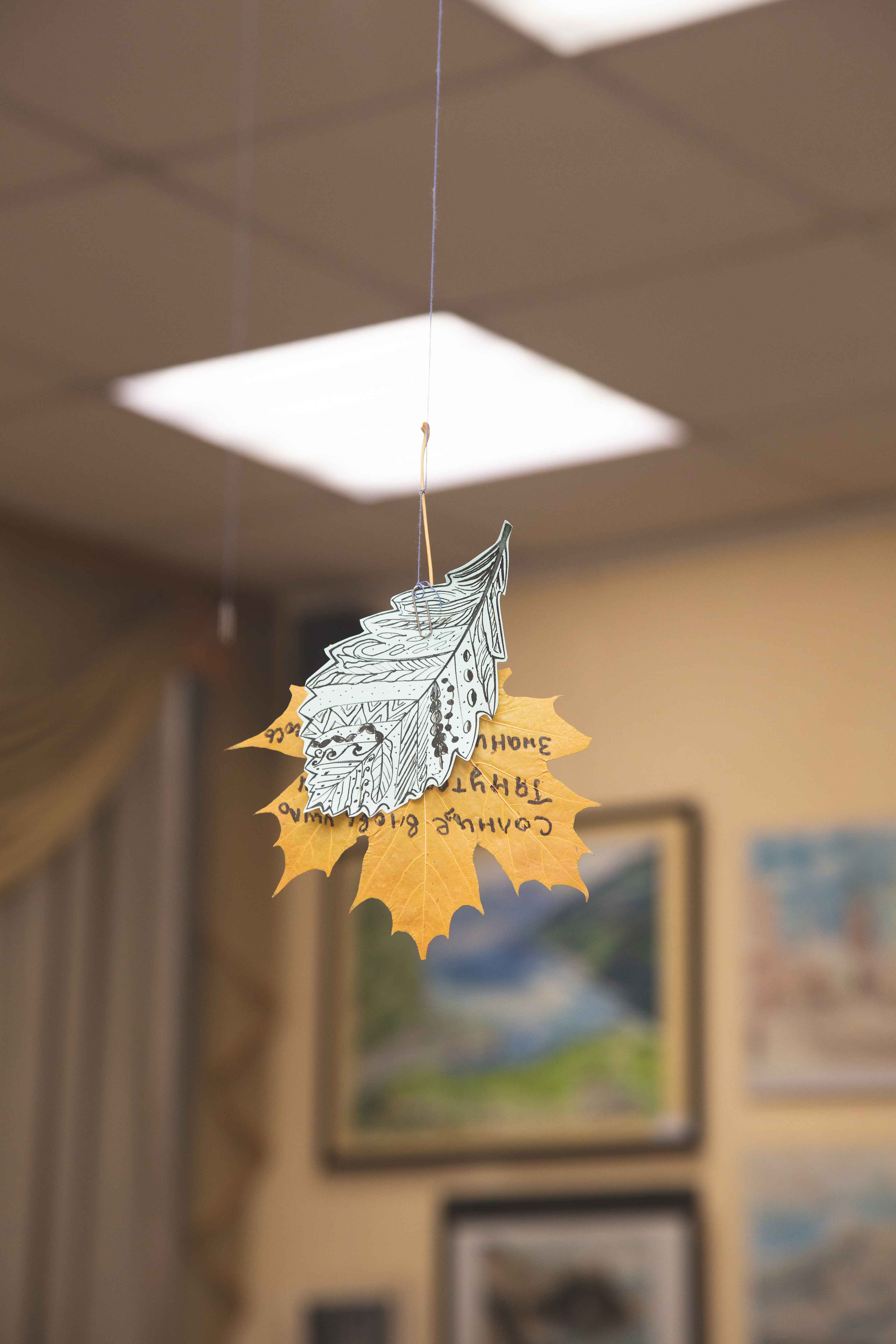 Дети и взрослые могли выбрать занятие по вкусу – учиться писать пером и тушью, осваивать технику «зентангл», когда контур заполняется разными узорами, рисовать или писать на бумажных листиках