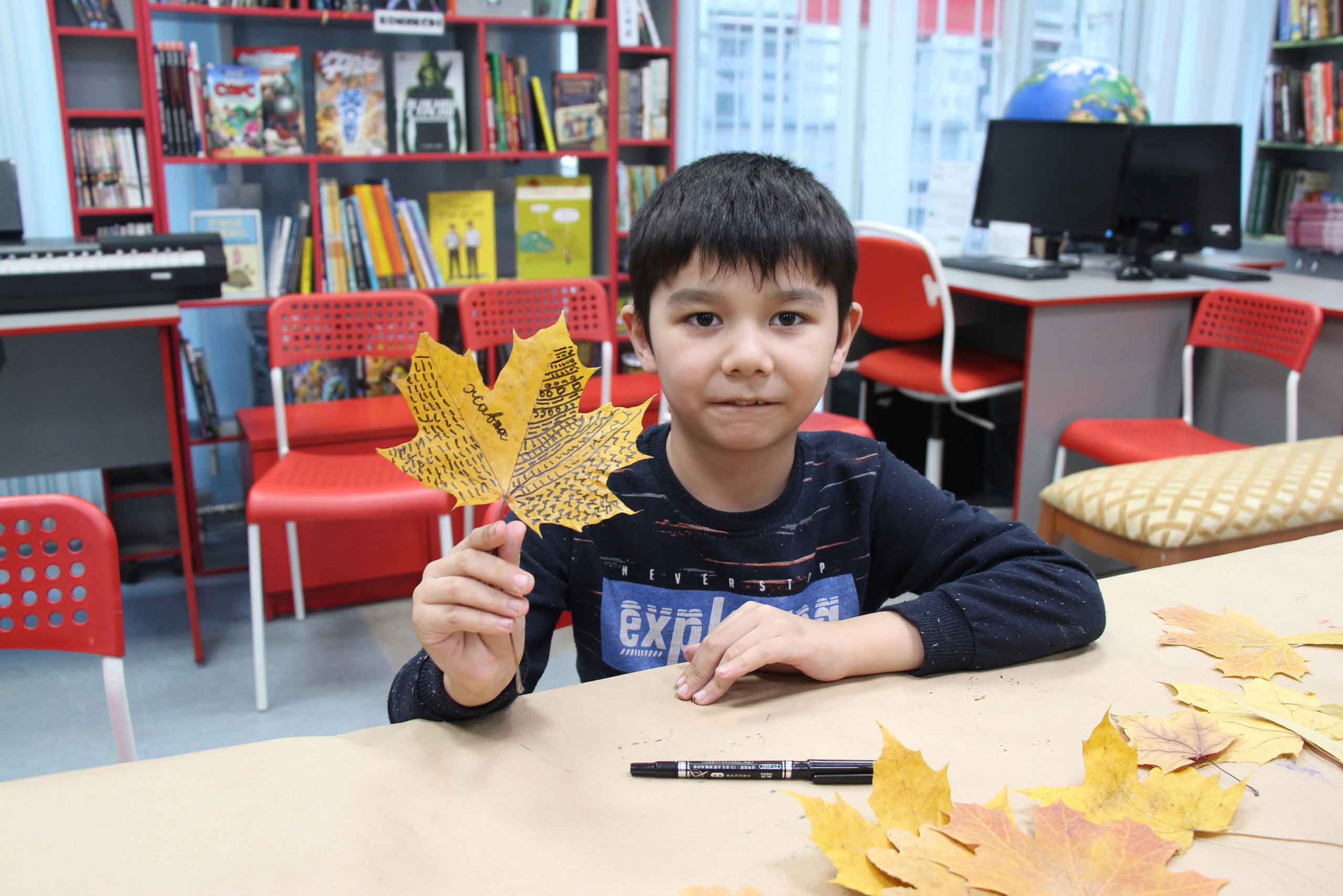 Дети и взрослые могли выбрать занятие по вкусу – учиться писать пером и тушью, осваивать технику «зентангл», когда контур заполняется разными узорами, рисовать или писать на бумажных листиках