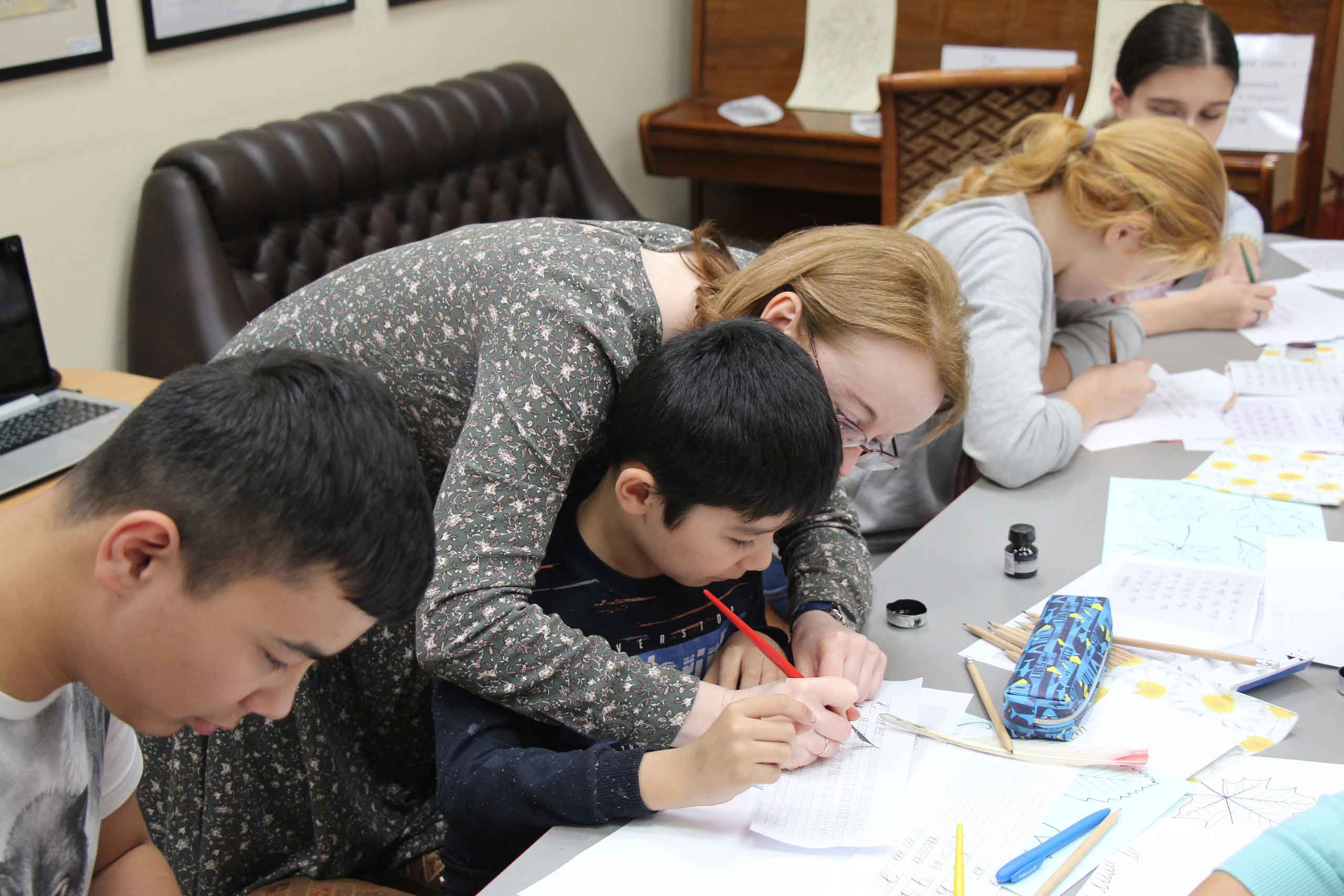 Дети и взрослые могли выбрать занятие по вкусу – учиться писать пером и тушью, осваивать технику «зентангл», когда контур заполняется разными узорами, рисовать или писать на бумажных листиках