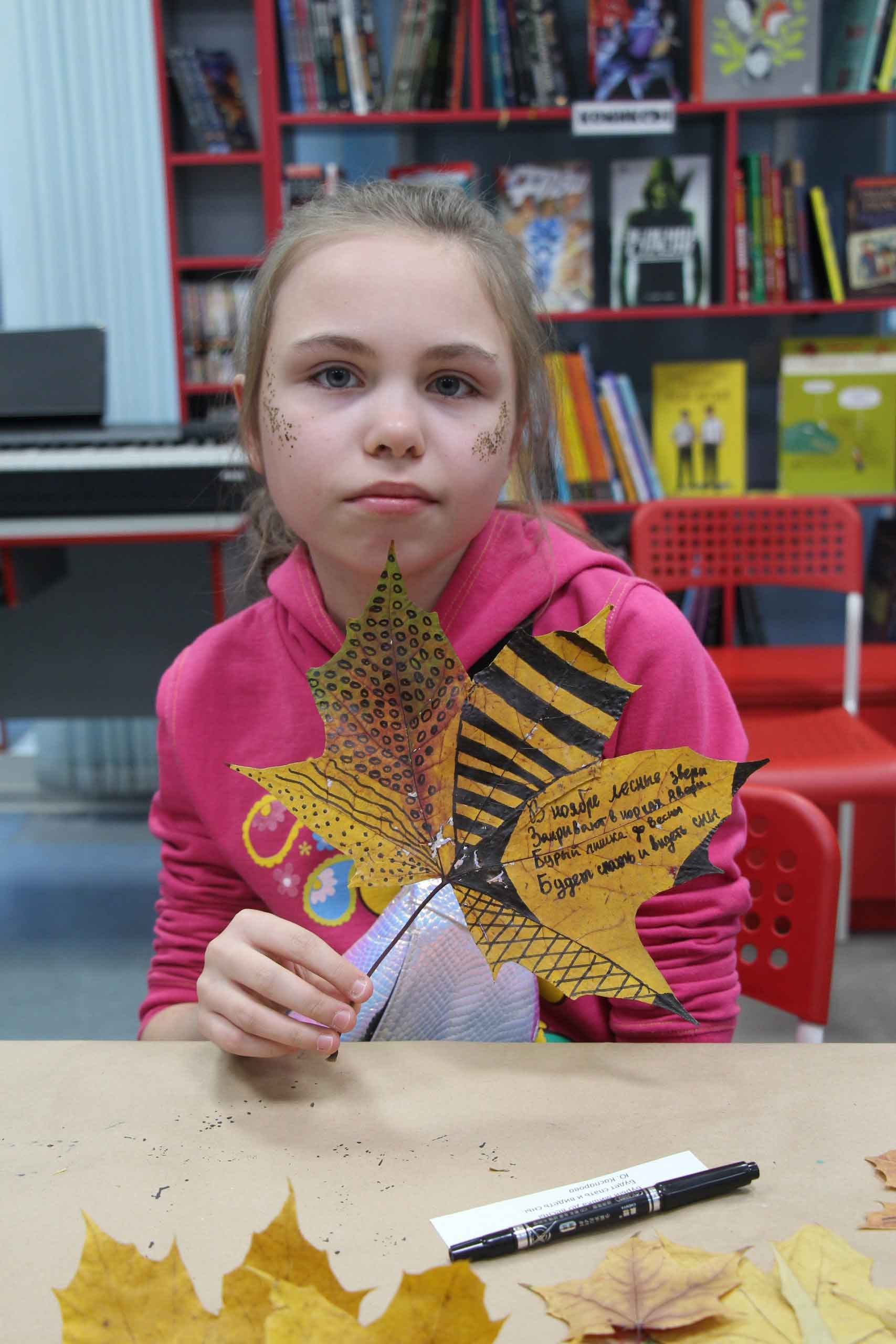 Дети и взрослые могли выбрать занятие по вкусу – учиться писать пером и тушью, осваивать технику «зентангл», когда контур заполняется разными узорами, рисовать или писать на бумажных листиках