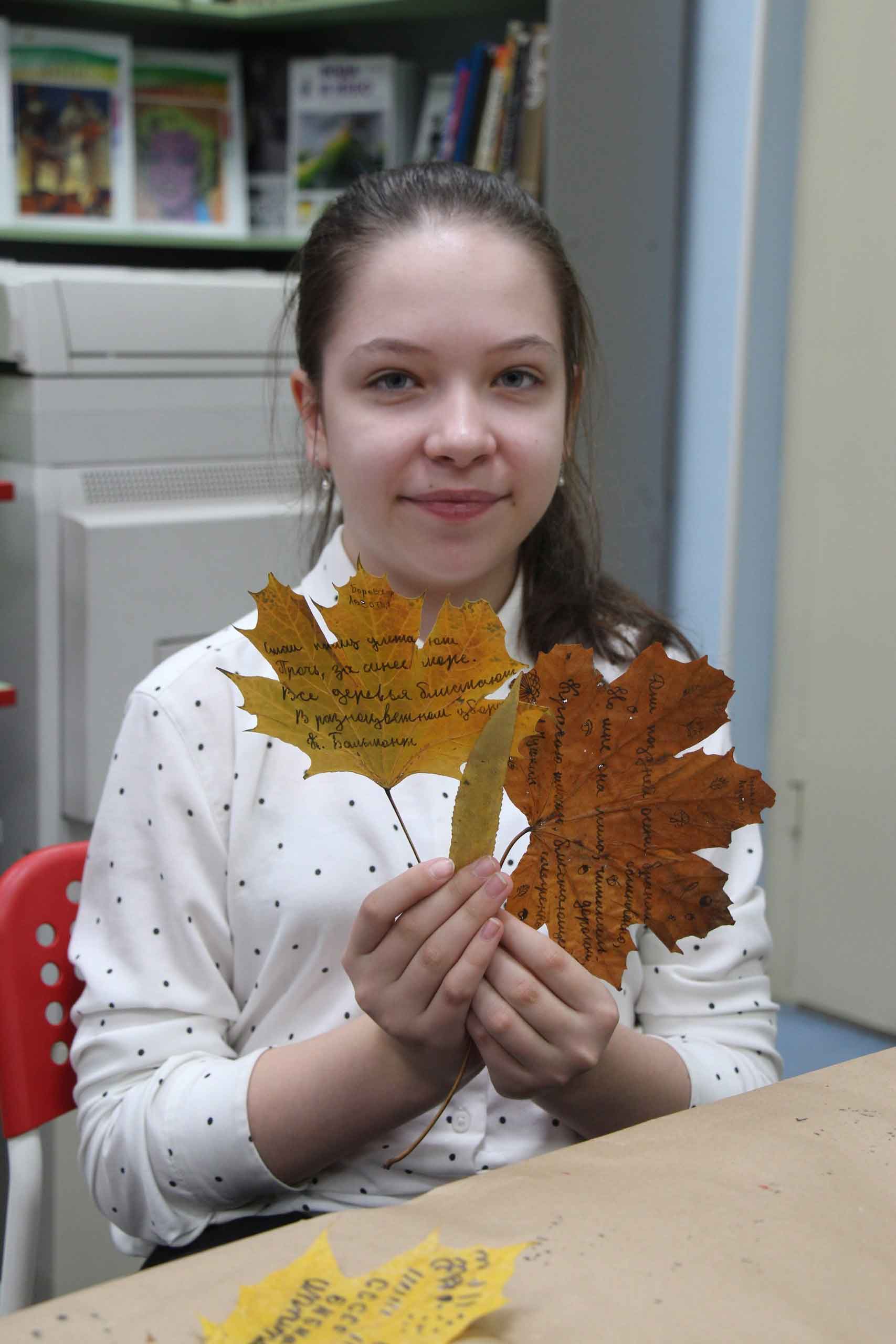 Дети и взрослые могли выбрать занятие по вкусу – учиться писать пером и тушью, осваивать технику «зентангл», когда контур заполняется разными узорами, рисовать или писать на бумажных листиках