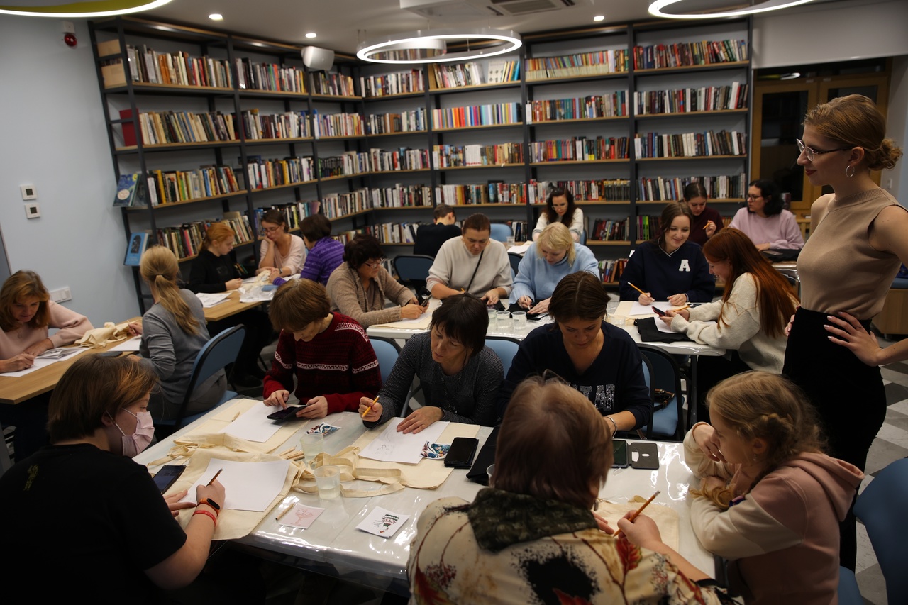 На мастер-классе участники почувствовали себя настоящими дизайнерами. В наше время купить новую сумку можно без проблем. Но как быть, если хочется разнообразить свой стиль ярким аксессуаром или выглядеть неповторимо, не так «как все»?