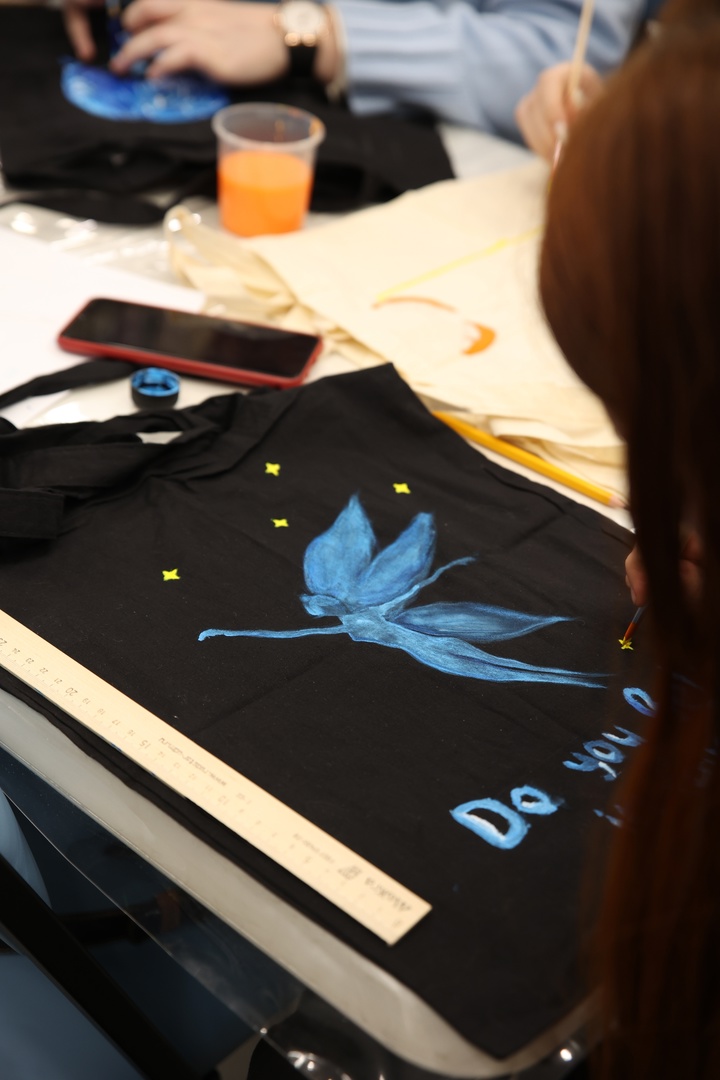 На мастер-классе участники почувствовали себя настоящими дизайнерами. В наше время купить новую сумку можно без проблем. Но как быть, если хочется разнообразить свой стиль ярким аксессуаром или выглядеть неповторимо, не так «как все»?