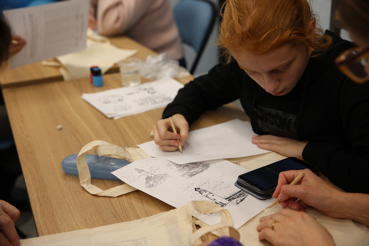 На мастер-классе участники почувствовали себя настоящими дизайнерами. В наше время купить новую сумку можно без проблем. Но как быть, если хочется разнообразить свой стиль ярким аксессуаром или выглядеть неповторимо, не так «как все»?