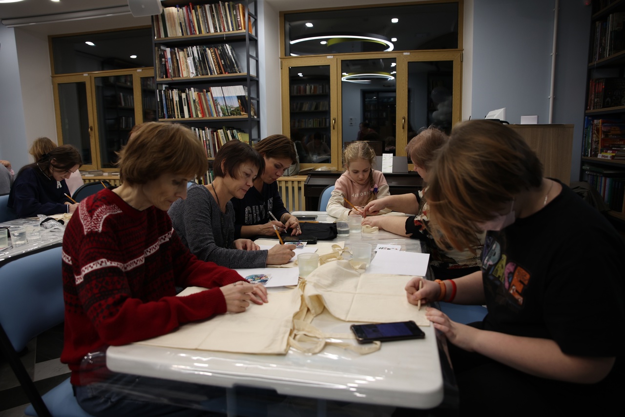 На мастер-классе участники почувствовали себя настоящими дизайнерами. В наше время купить новую сумку можно без проблем. Но как быть, если хочется разнообразить свой стиль ярким аксессуаром или выглядеть неповторимо, не так «как все»?