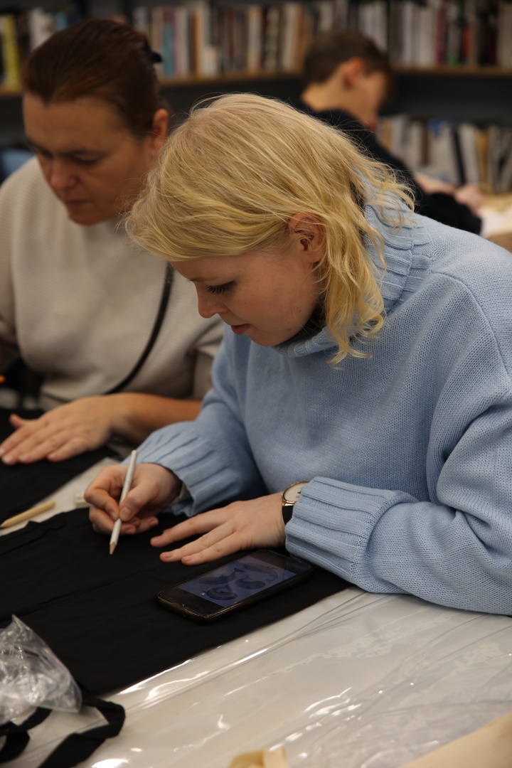 На мастер-классе участники почувствовали себя настоящими дизайнерами. В наше время купить новую сумку можно без проблем. Но как быть, если хочется разнообразить свой стиль ярким аксессуаром или выглядеть неповторимо, не так «как все»?