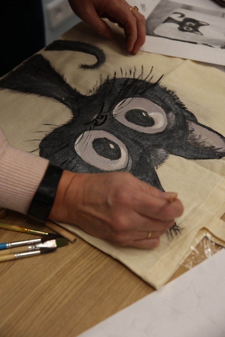 На мастер-классе участники почувствовали себя настоящими дизайнерами. В наше время купить новую сумку можно без проблем. Но как быть, если хочется разнообразить свой стиль ярким аксессуаром или выглядеть неповторимо, не так «как все»?