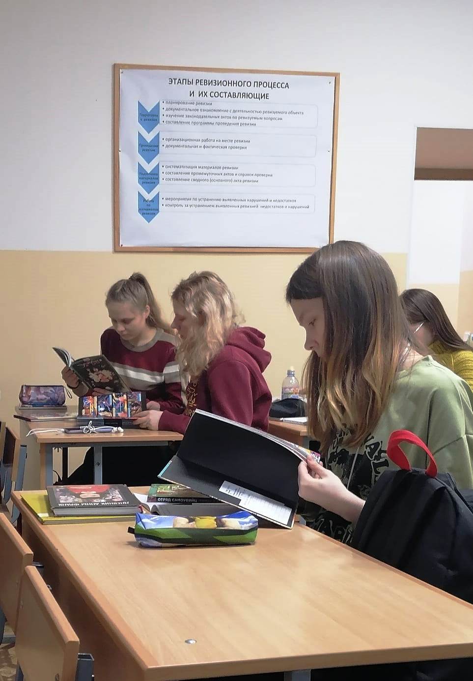 Речь шла об истории зарождения и развития жанра графических историй в России и Советском союзе, об основных журналах, которые занимались печатью таких произведений