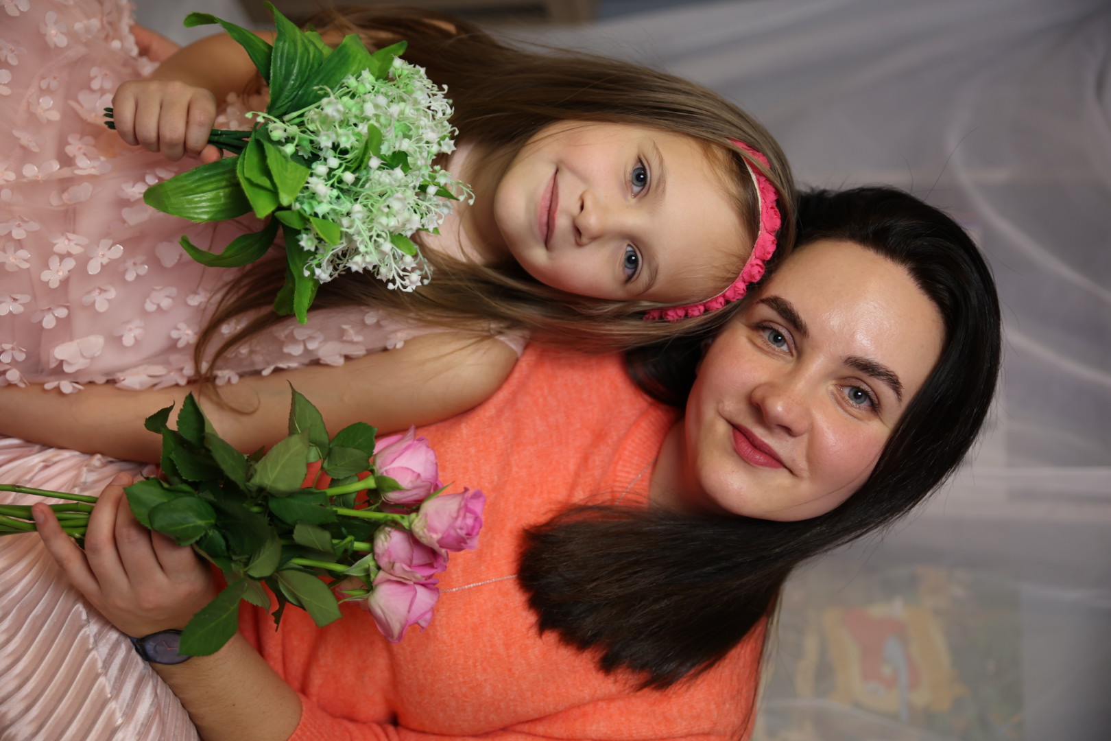 В рамках фотопроекта прошла бесплатная декорированная фотосессия в оборудованных интерьерах. На протяжении нескольких часов 22 семьи не только Петроградского района, но и других районов города, смогли сделать памятные фотографии