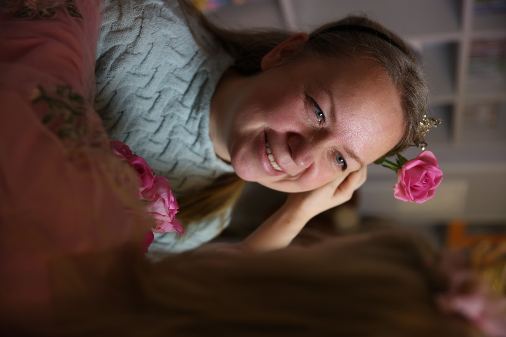 В рамках фотопроекта прошла бесплатная декорированная фотосессия в оборудованных интерьерах. На протяжении нескольких часов 22 семьи не только Петроградского района, но и других районов города, смогли сделать памятные фотографии