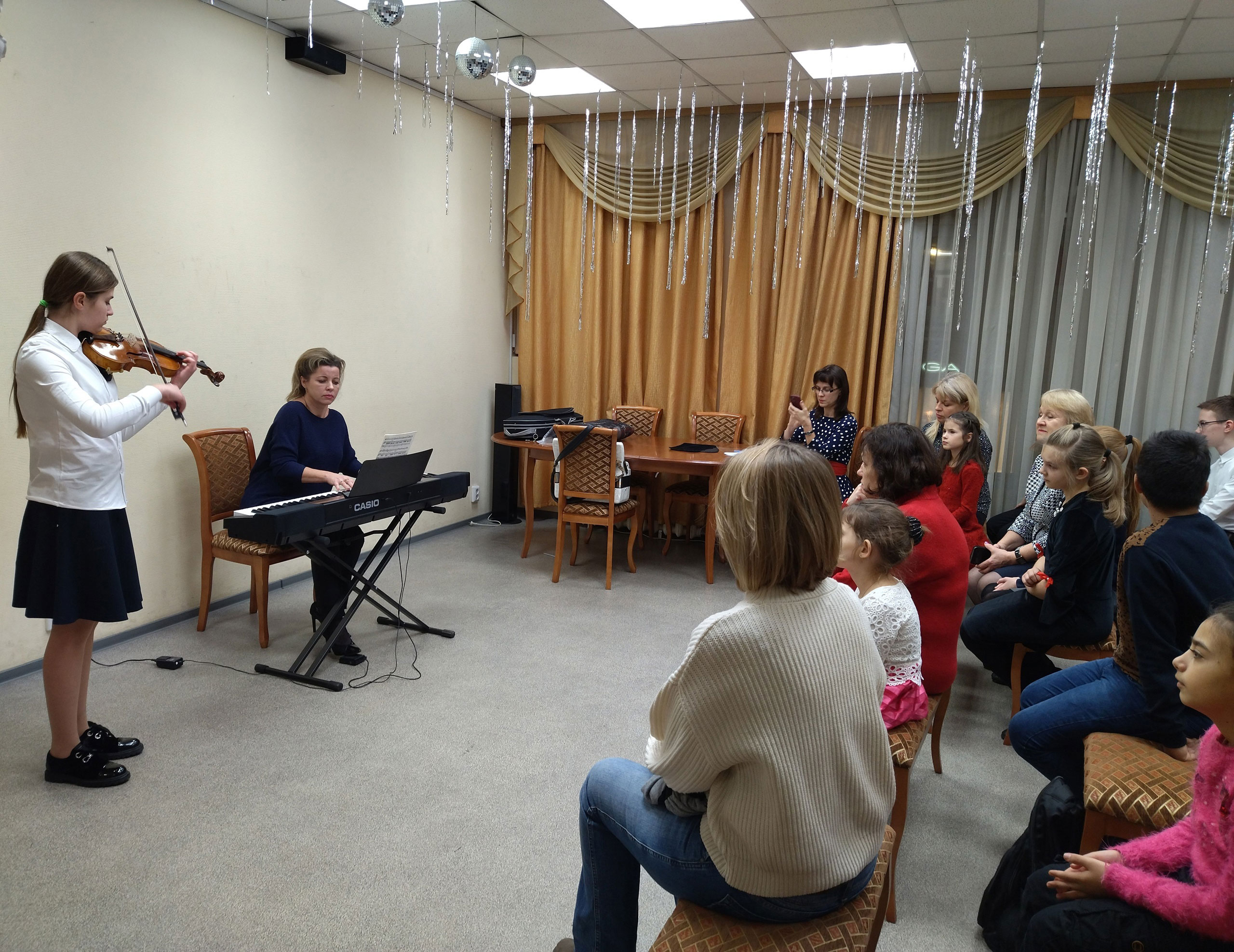 В отделе для подростков и молодёжи состоялся новогодний концерт учащихся «Детской школы искусств Петроградского района»