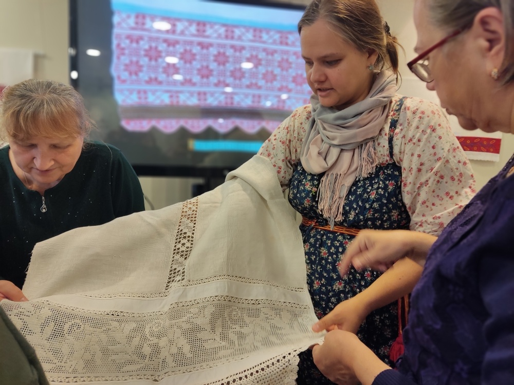 Победителем в спецноминации «За многолетнюю деятельность по сохранению народной традиции» стала Библиотека Кировских островов