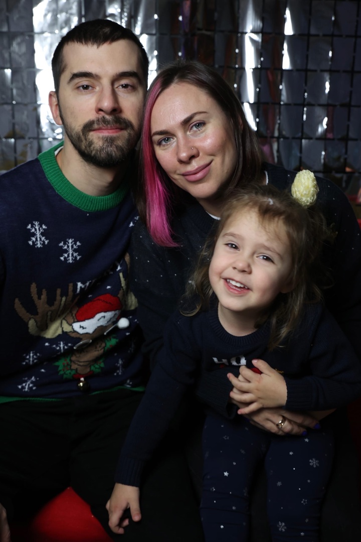 В рамках фотопроекта прошла бесплатная фотосессия в новогодних интерьерах.