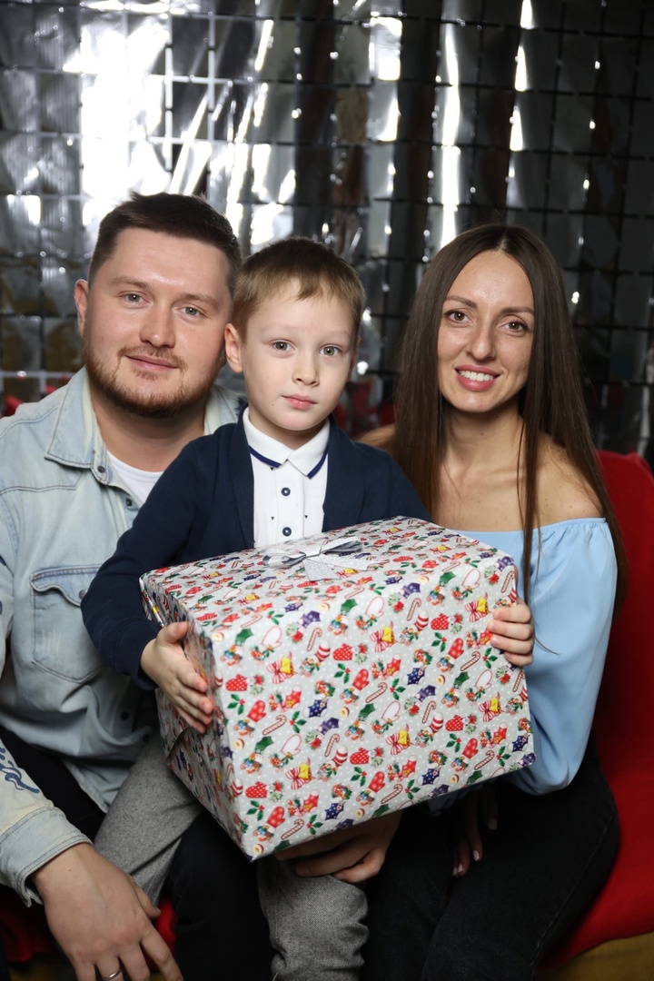 В рамках фотопроекта прошла бесплатная фотосессия в новогодних интерьерах.