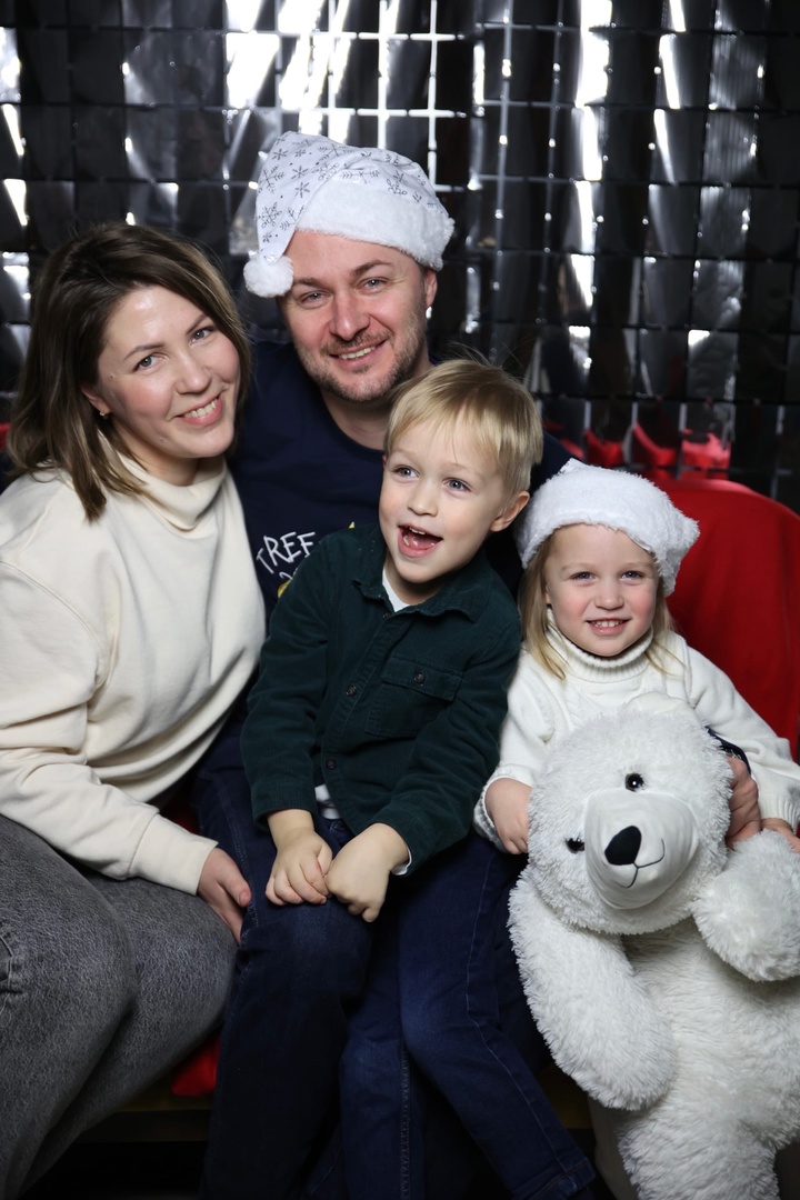 В рамках фотопроекта прошла бесплатная фотосессия в новогодних интерьерах.