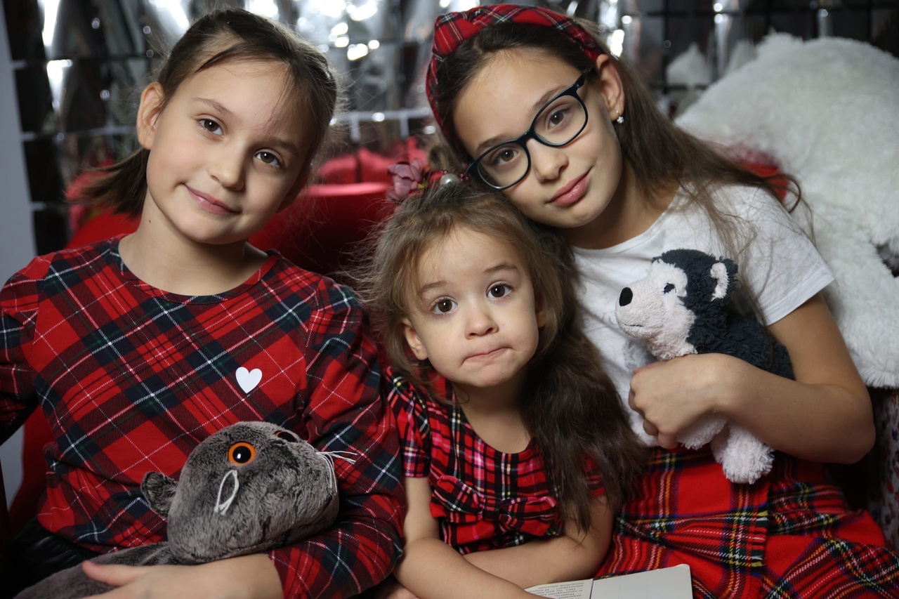 В рамках фотопроекта прошла бесплатная фотосессия в новогодних интерьерах.