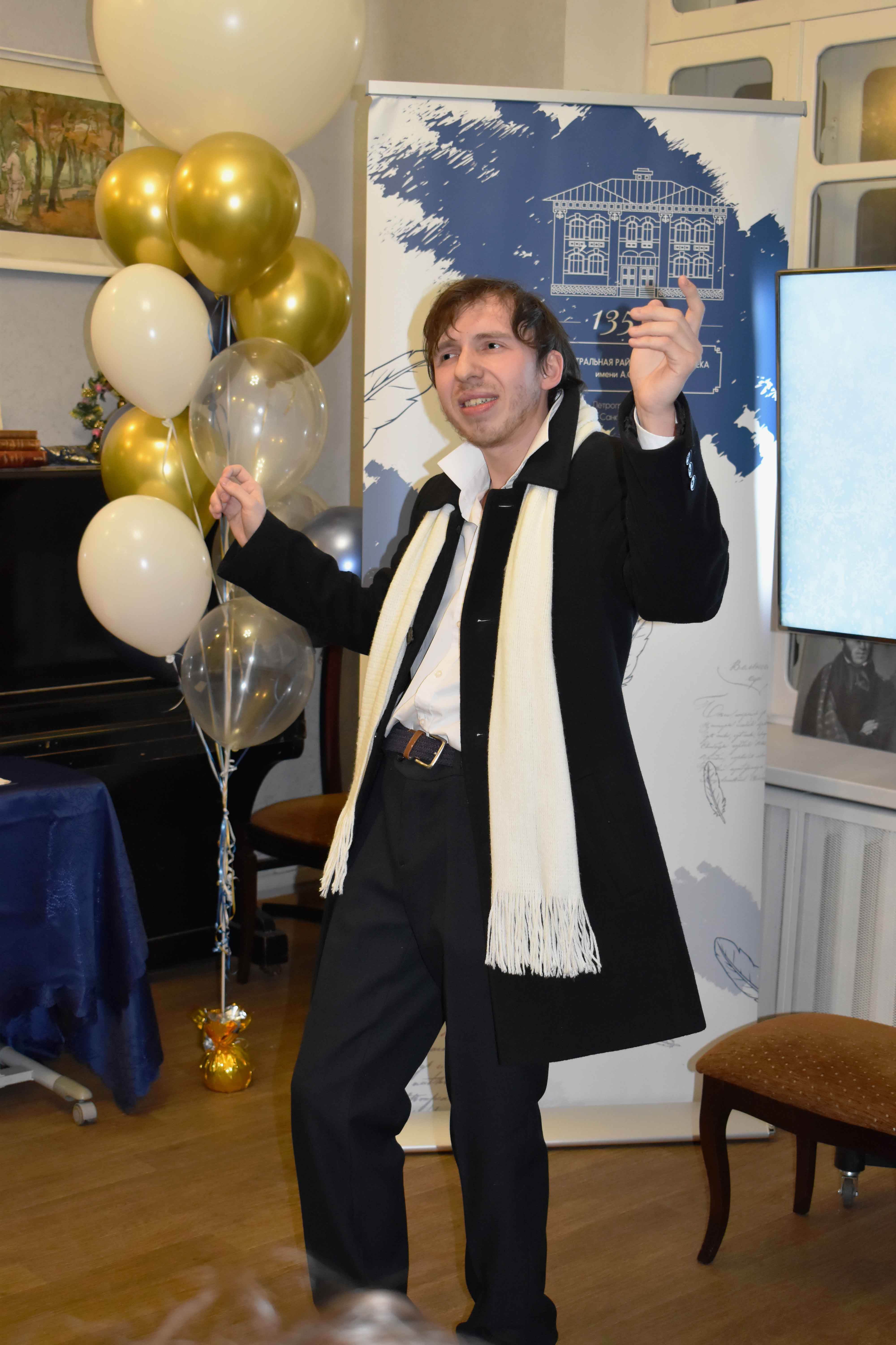 Друзья библиотеки — музыканты, актёры и литераторы, собрались в уютной гостиной, чтобы отметить день рождения одной из старейших библиотек нашего города