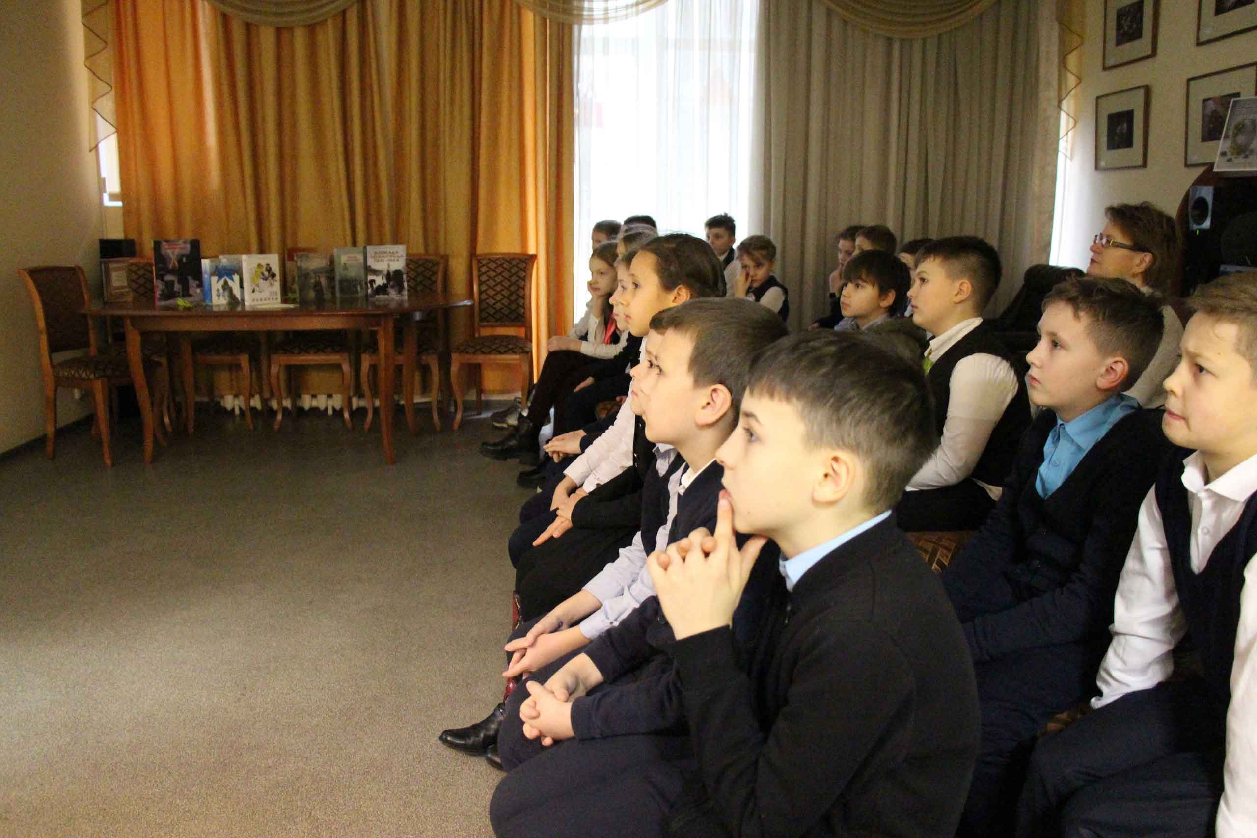 Ребята совершили экскурс в историю и узнали о том, как жил наш город в страшные блокадные годы. О том времени написано много книг.