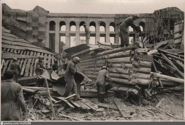 Ленинградский зоопарк. Разбор руин слоновника, 1941 г.
