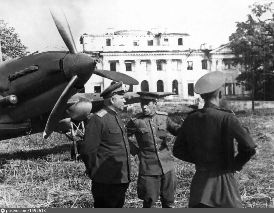 У Елагина дворца, 1944 г.