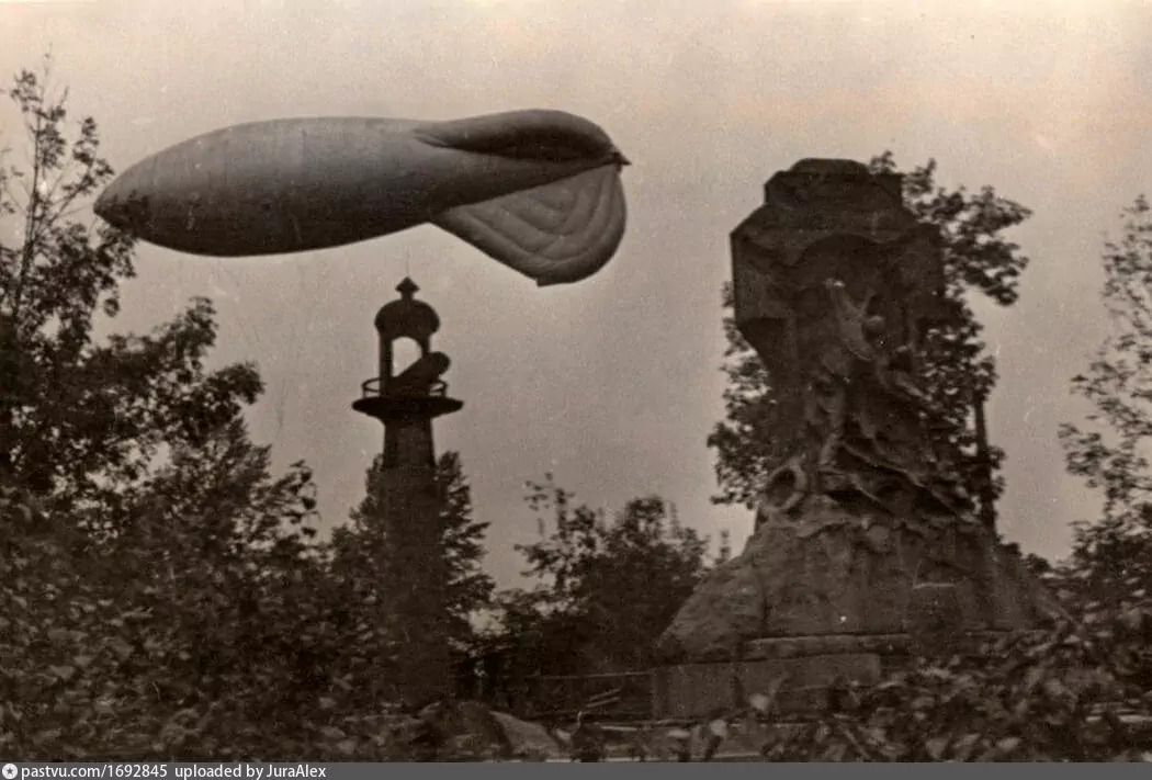 У памятника