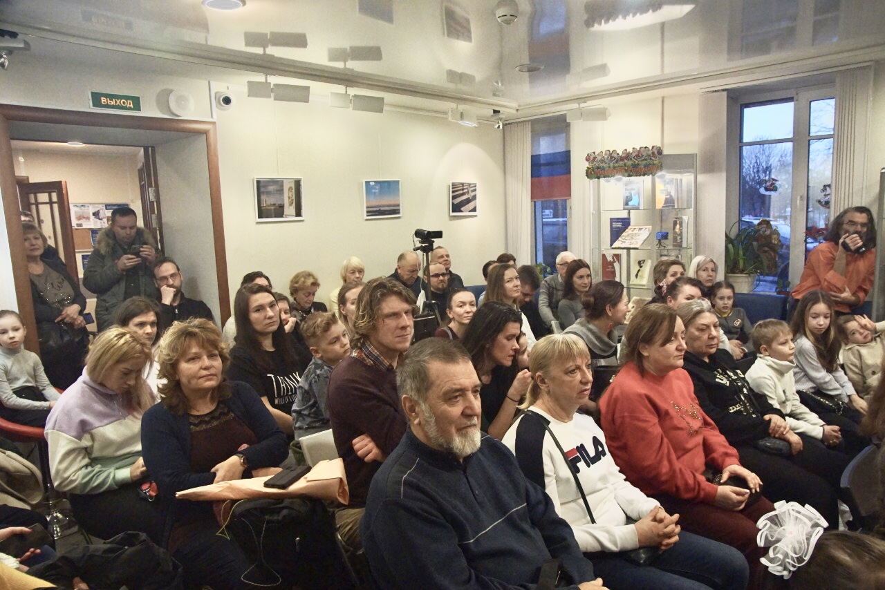 14 января в Библиотеке Кировских островов (Кемская ул., д.8/3) с аншлагом прошел рождественский концерт