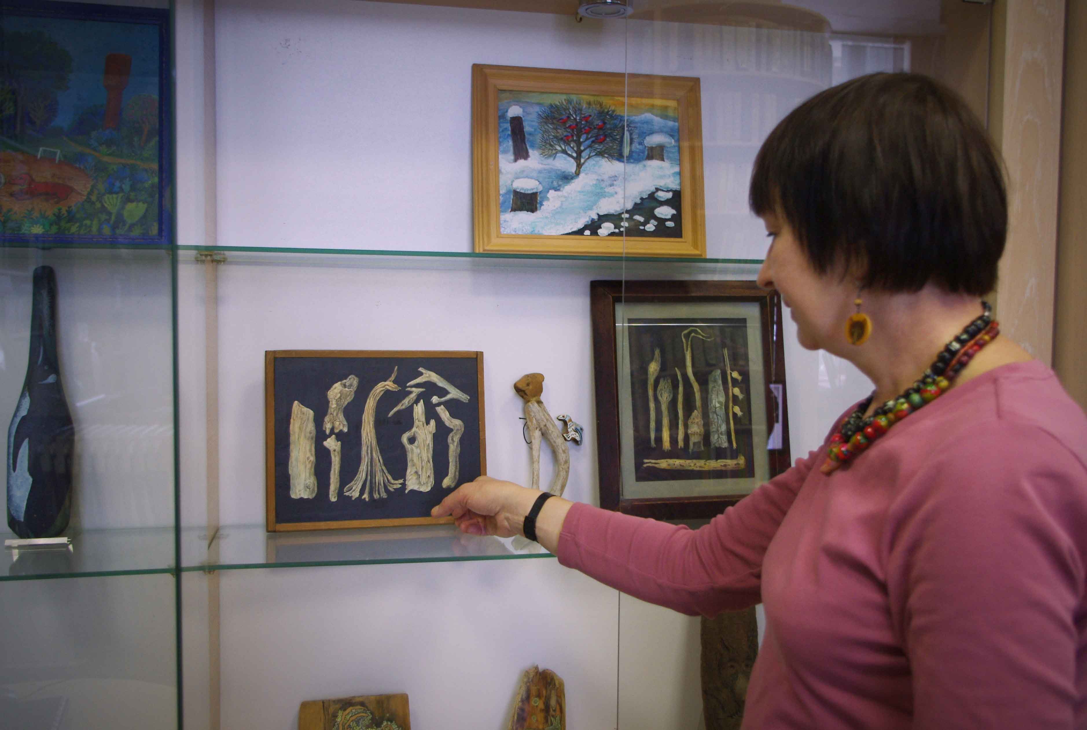 5 февраля в 3-й районной библиотеке (Троицкая пл. П.С., д. 1) открылась авторская выставка Оксаны Балезиной «НатюрморДы». Здесь представлены как живопись, так и декоративно-прикладные работы: все они объединены общей темой – живая природа. 